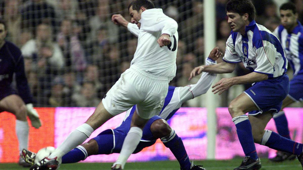 Zinedine Zidane en su mítico gol ante el Deportivo de la Coruña