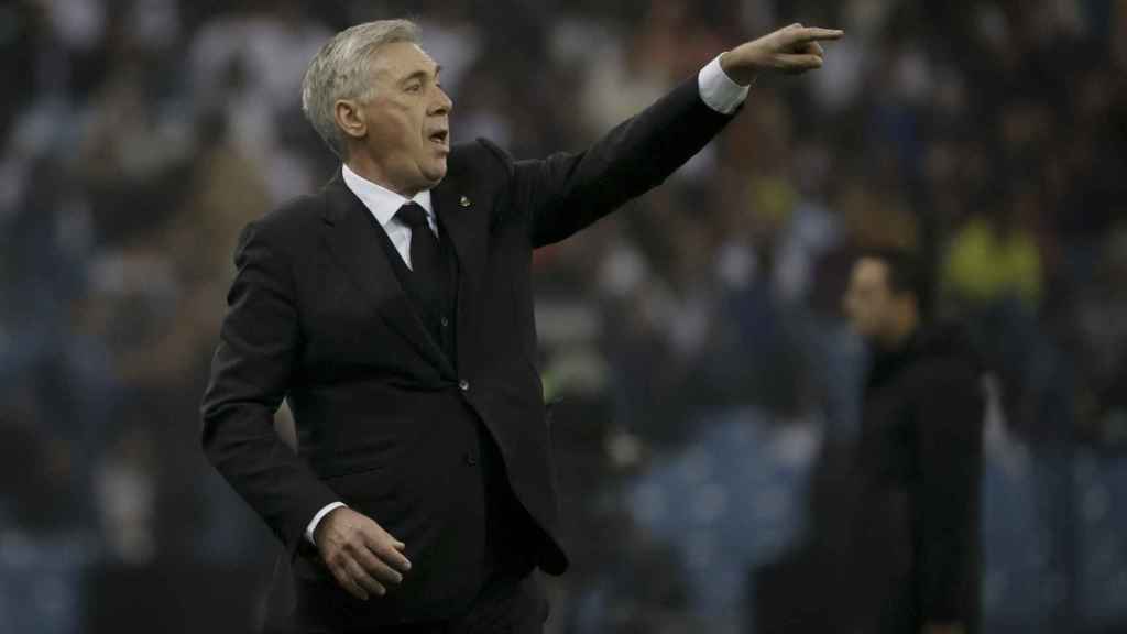 Ancelotti dirige un partido desde la banda 