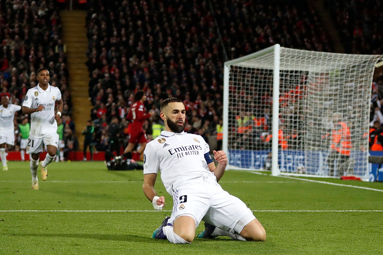 Karim Benzema celebra su último gol de Champions ante el Liverpool 