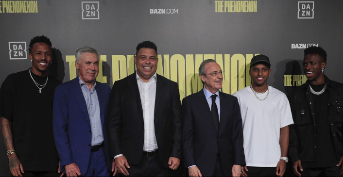 Ronaldo Nazario, junto a Militao, Ancelotti, Florentino Pérez, Rodrygo y Vinicius