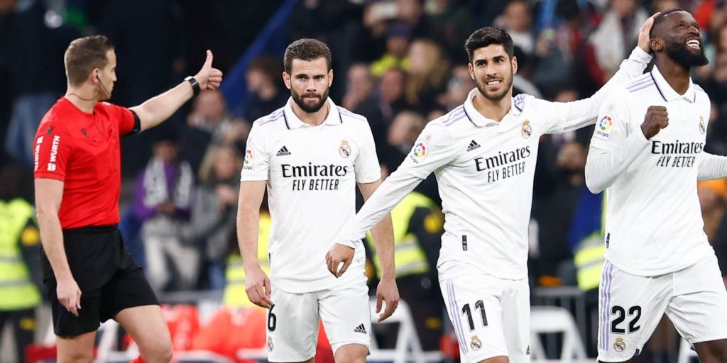 Los jugadores del Real Madrid protestaban al árbitro debido a una polémica decisión 