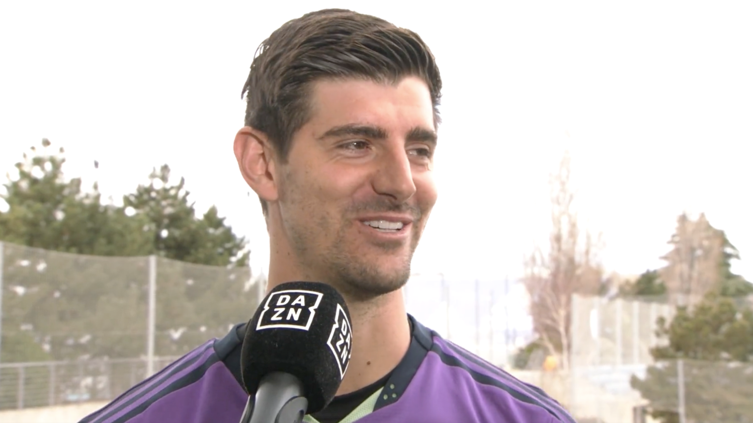 Thibaut Courtois atendiendo a los micrófonos de DAZN