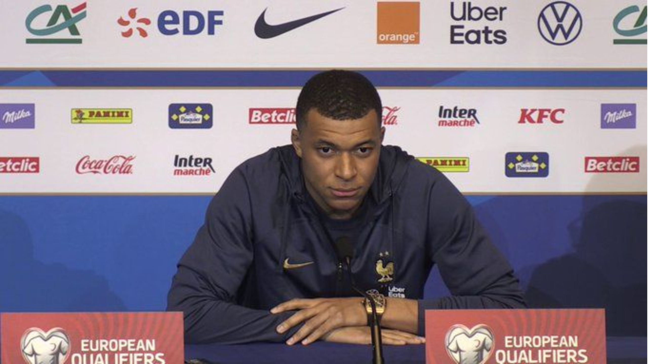 Mbappé daba la cara por sus compañeros como capitán en la primera rueda de prensa 