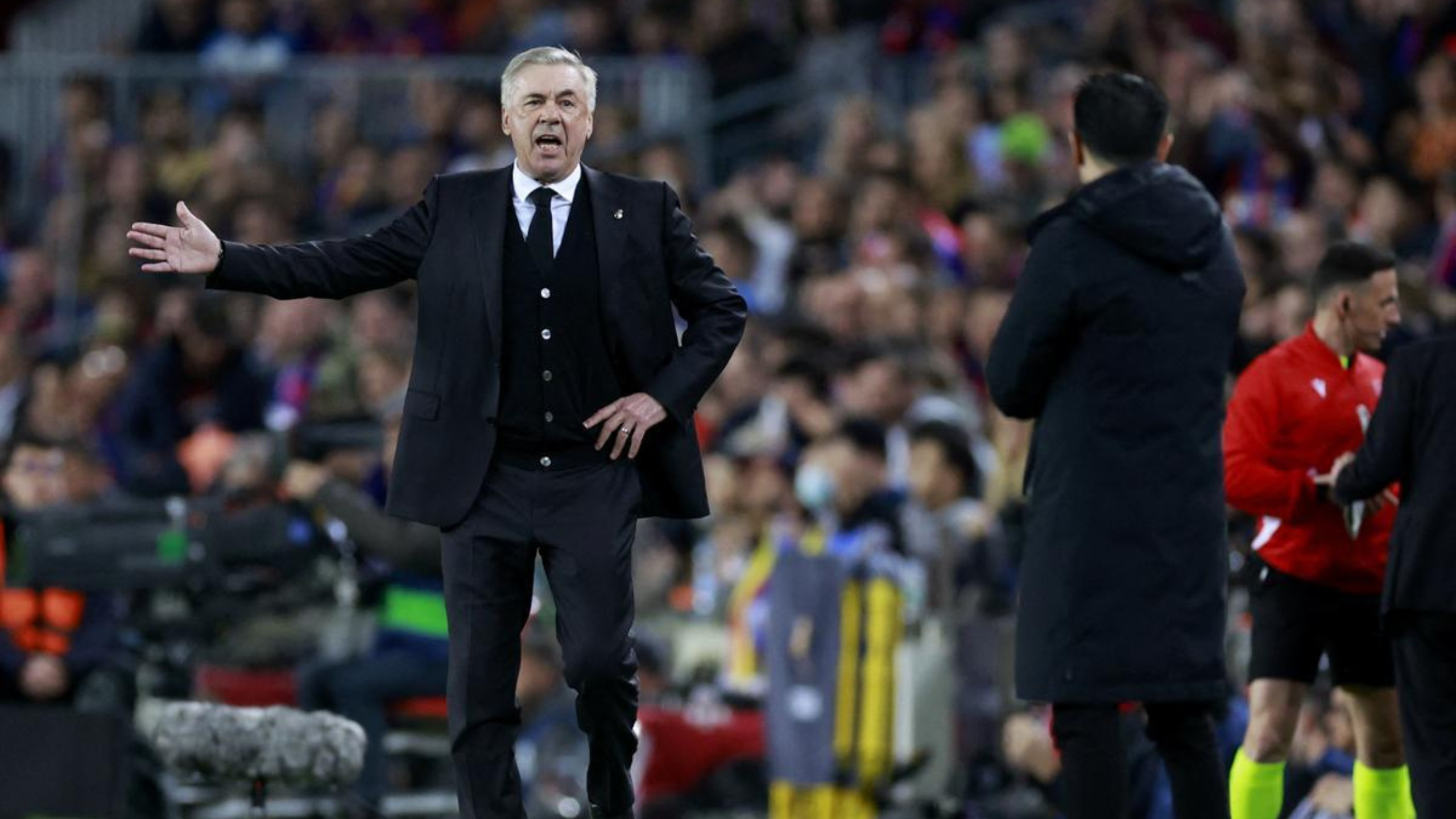 Ancelotti dirigiendo el partido del clásico 