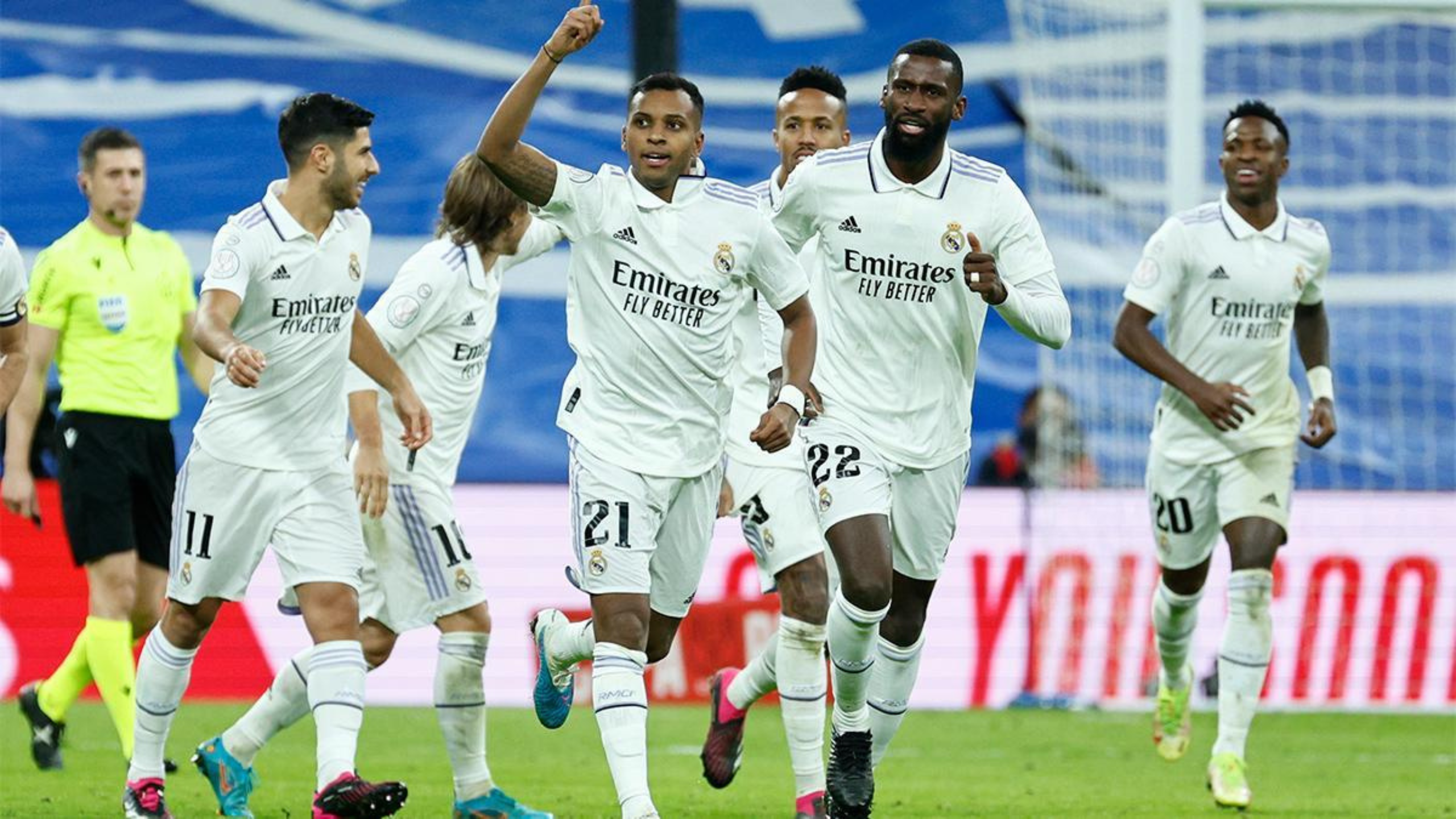 Los jugadores del Real Madrid celebran uno de sus últimos goles 