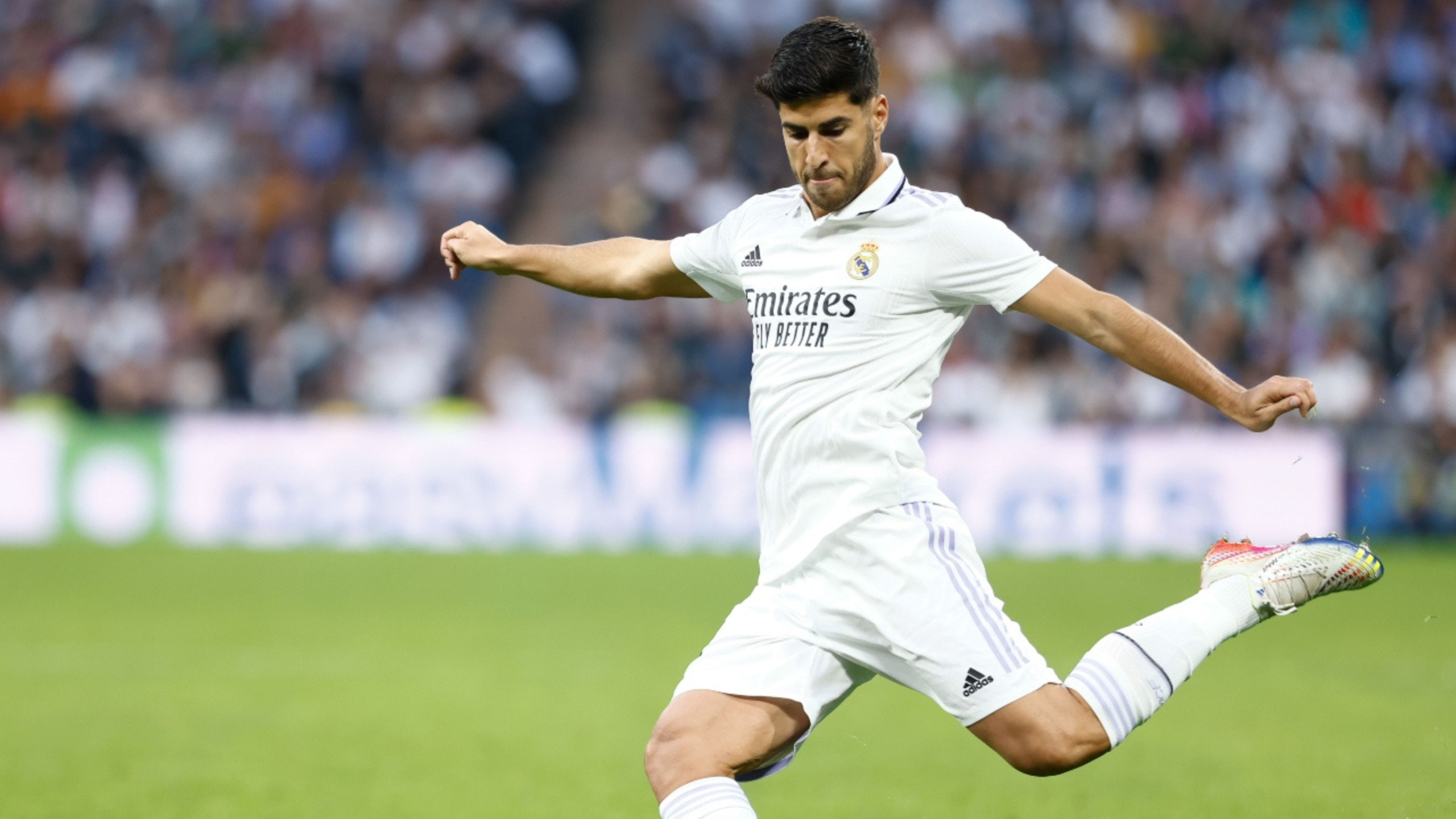 Marco Asensio dispara a portería 