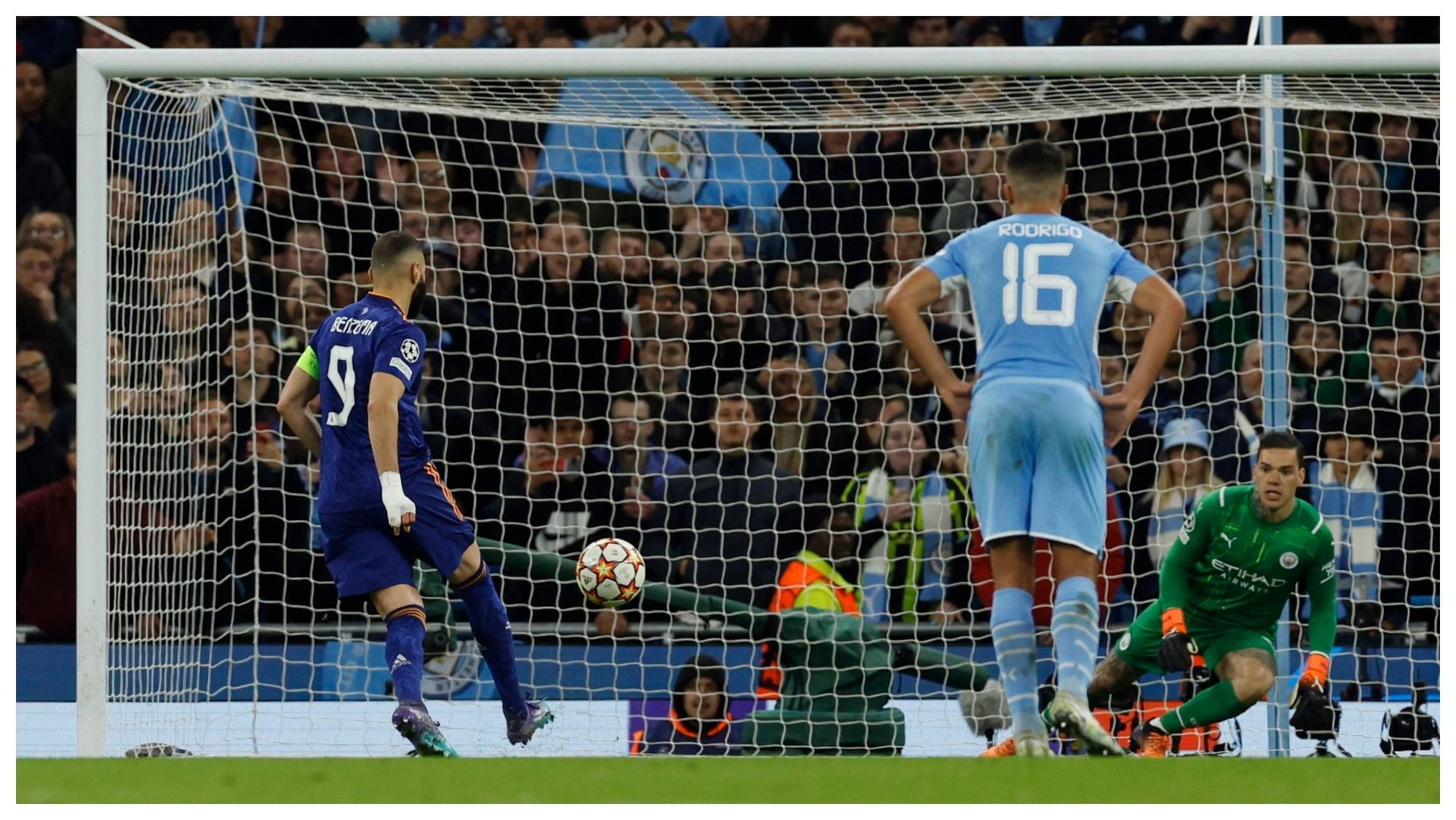 Karim Benzema ante el City