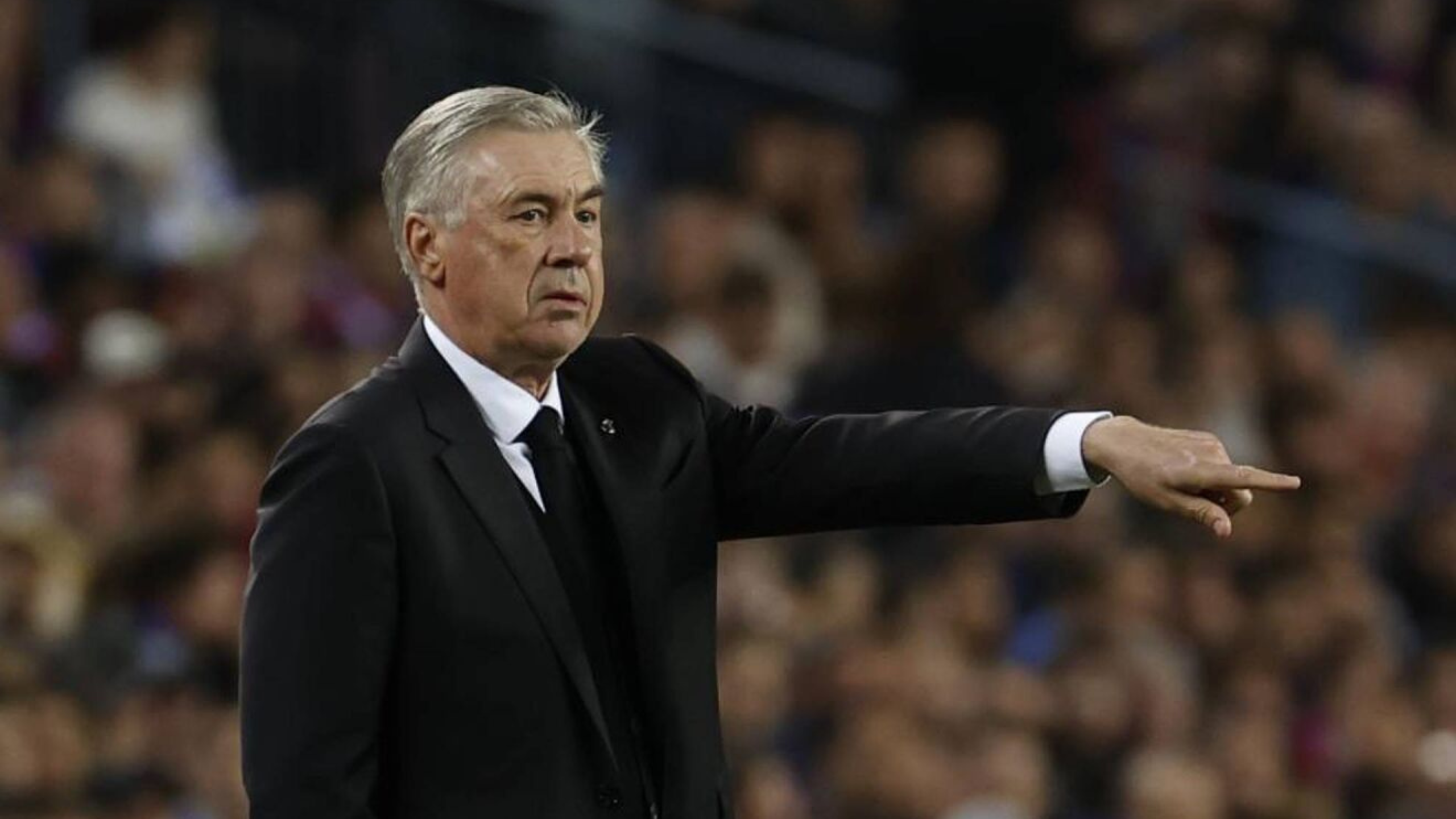 Ancelotti dando indicaciones en el último clásico copero 