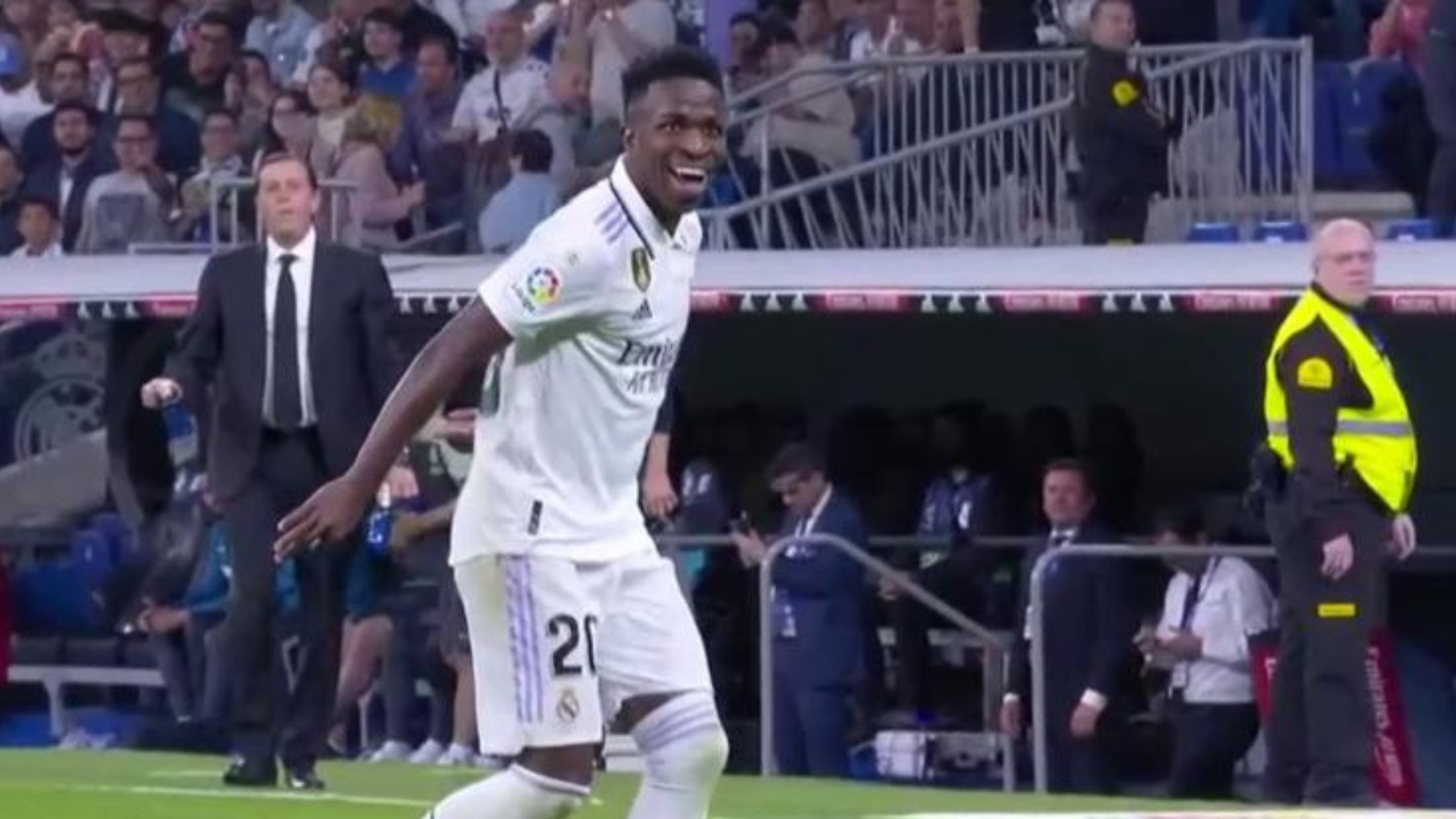 Vinicius vibraba con la afición madridista en el Bernabéu 