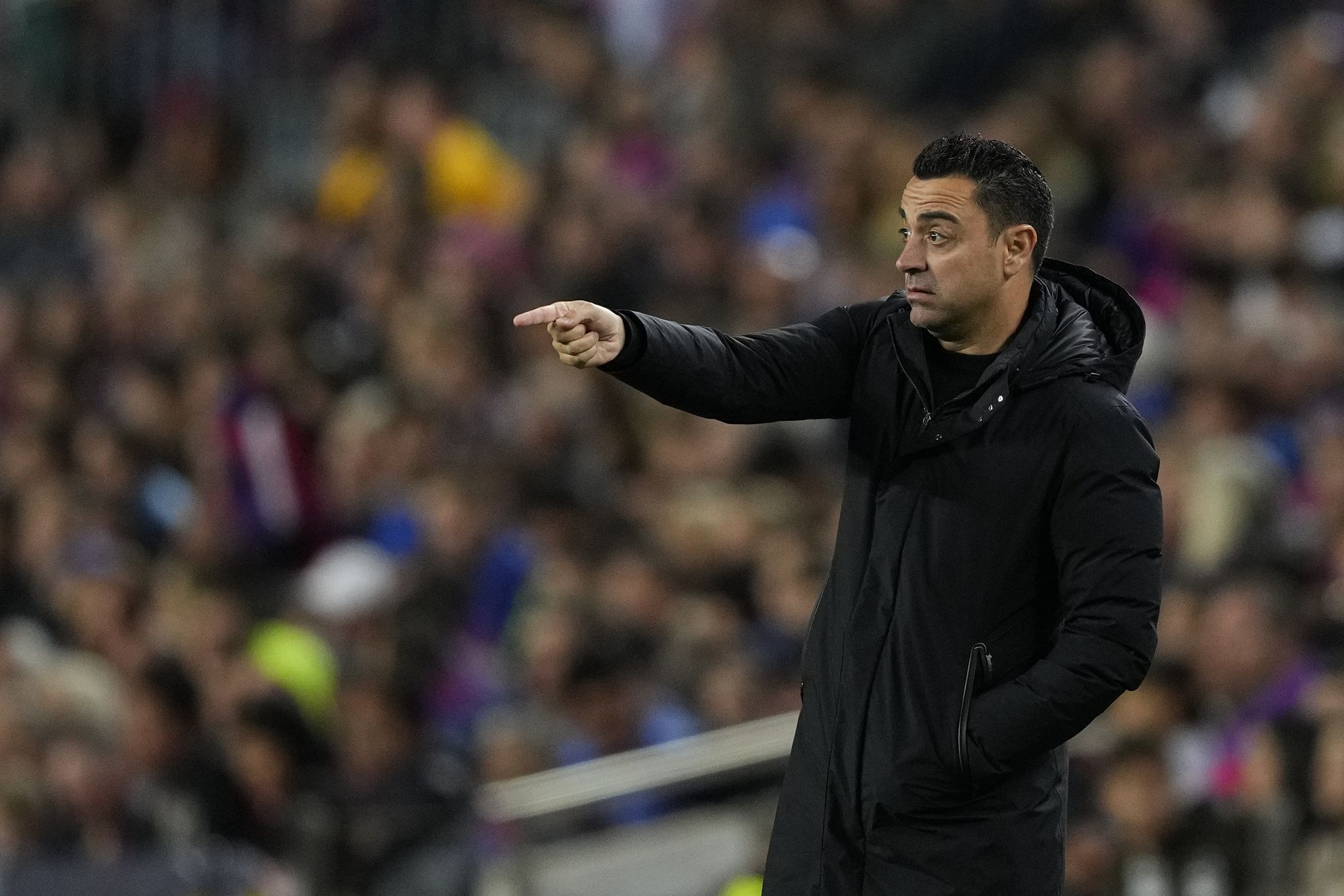 Xavi ordenaba a su equipo en uno de sus últimos partidos 