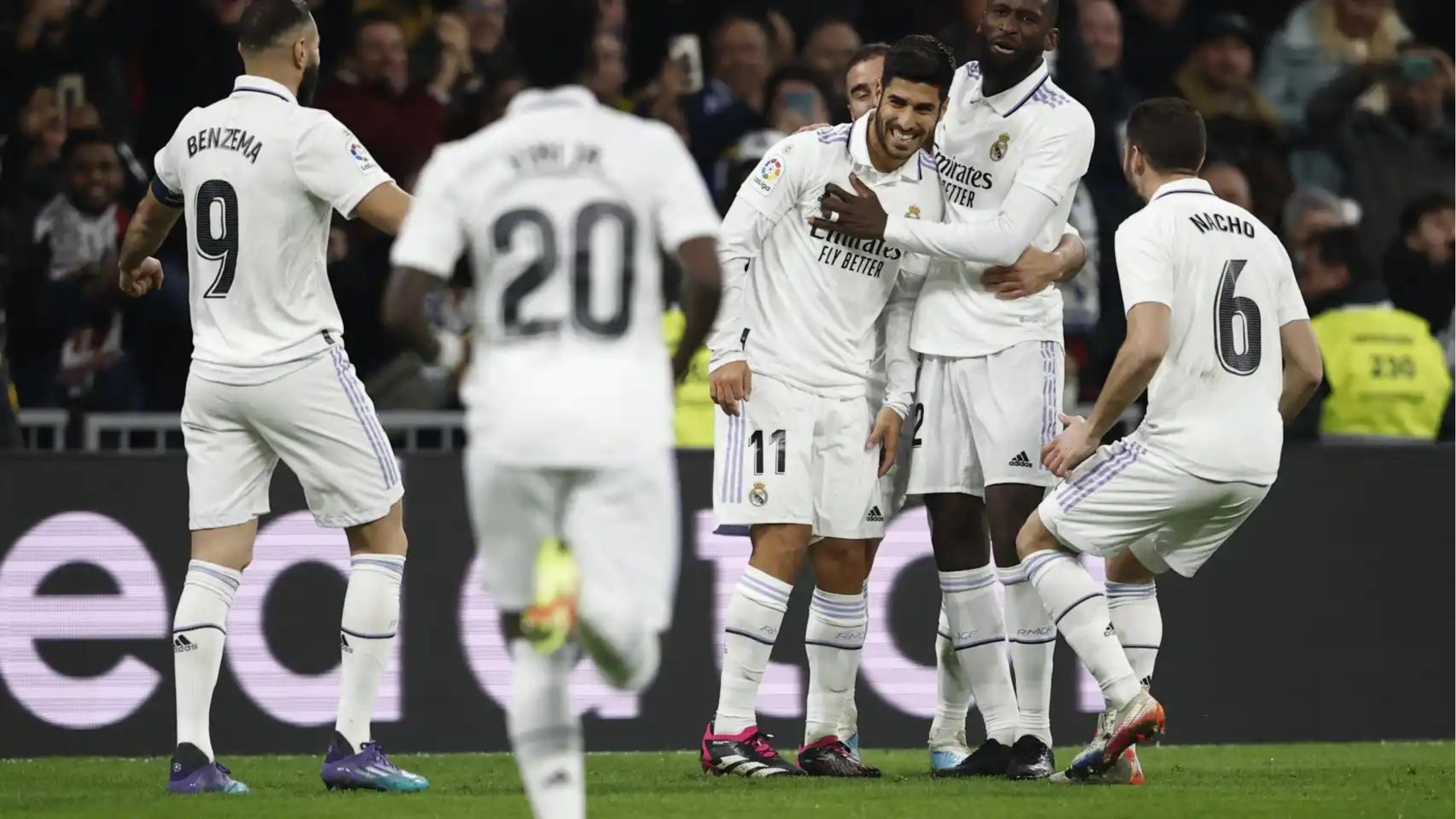 Los jugadores del Real Madrid celebran el gol de Asensio 