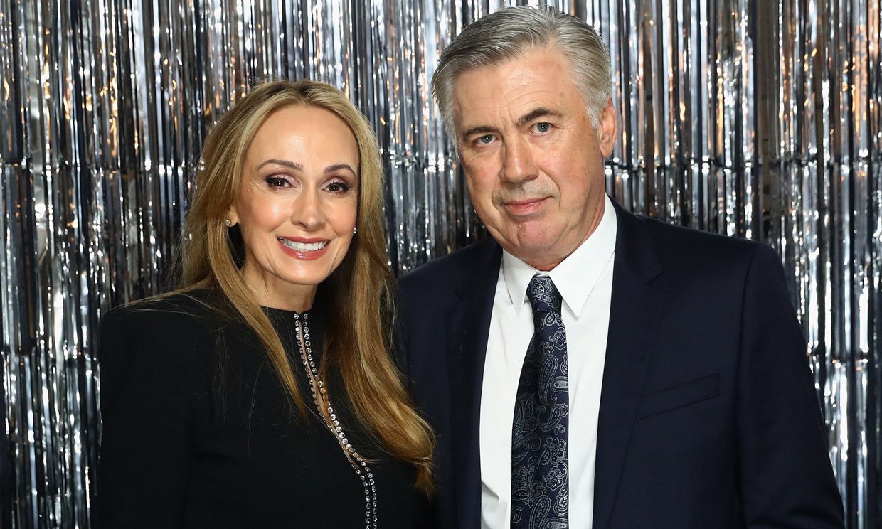 Carlo Ancelotti junto a su mujer