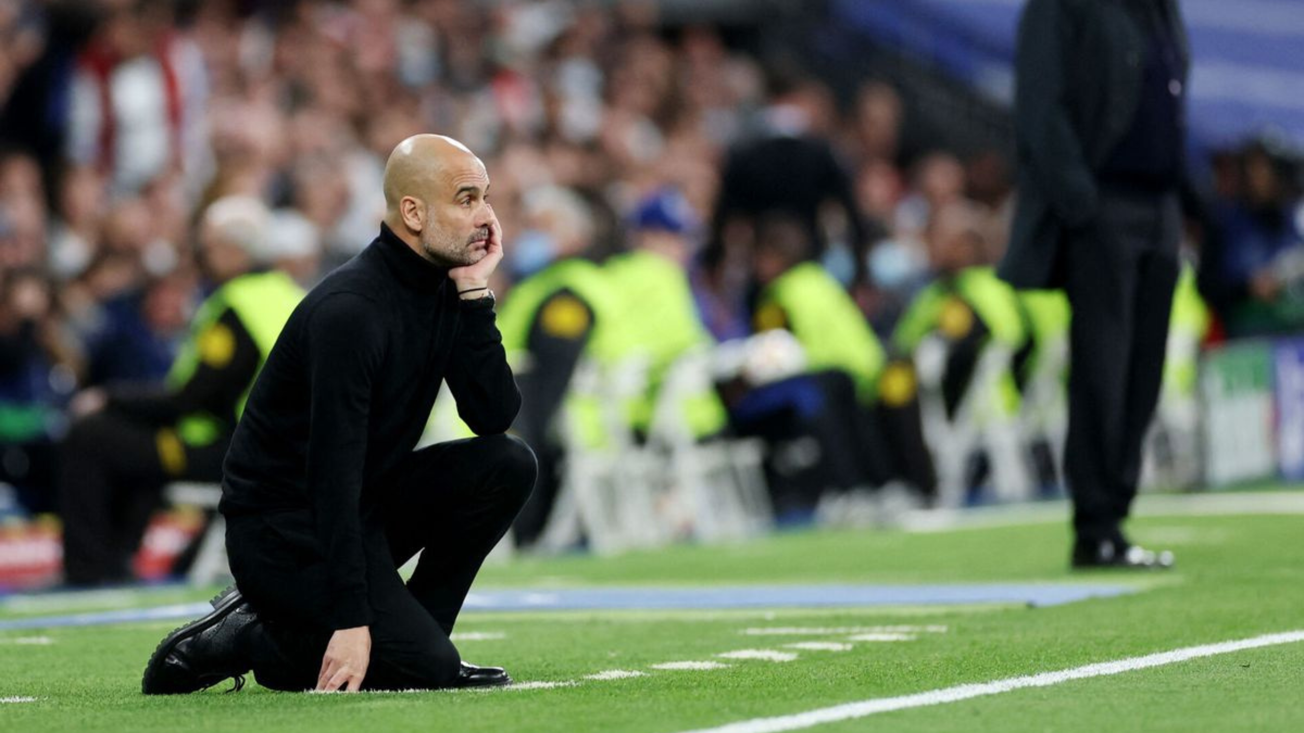 Guardiola se lo mira de lejos en uno de sus últimos partidos frente al Real Madrid 