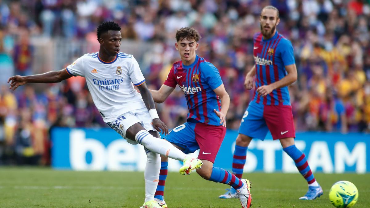 Vinicius Junior y Gavi durante un Clásico / EP