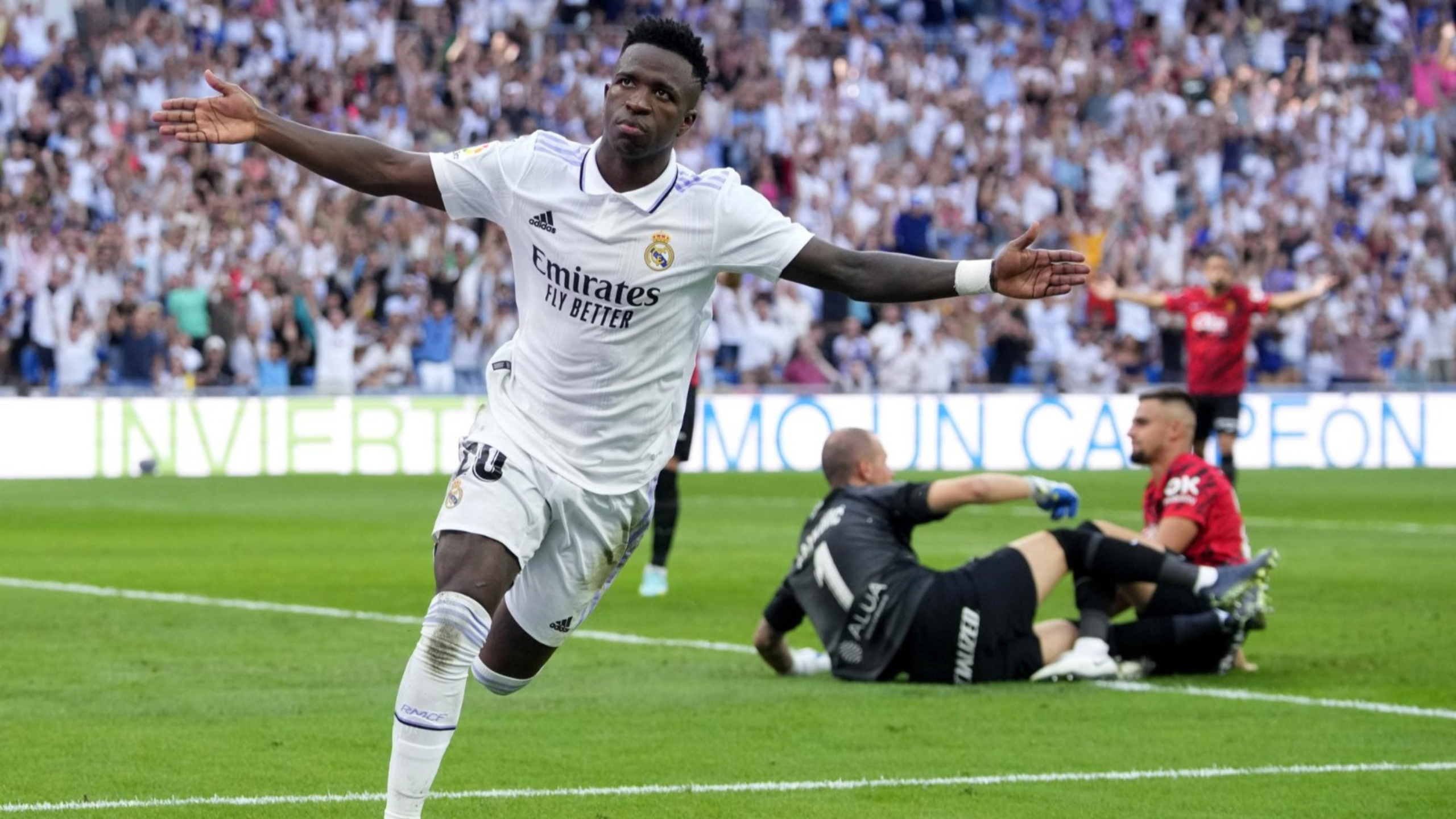 Vinicius celebra su gol ante el Mallorca en el Santiago Bernabéu 