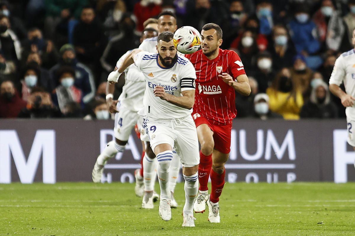 Benzema corre tras una pelota en un partido frente al Sevilla