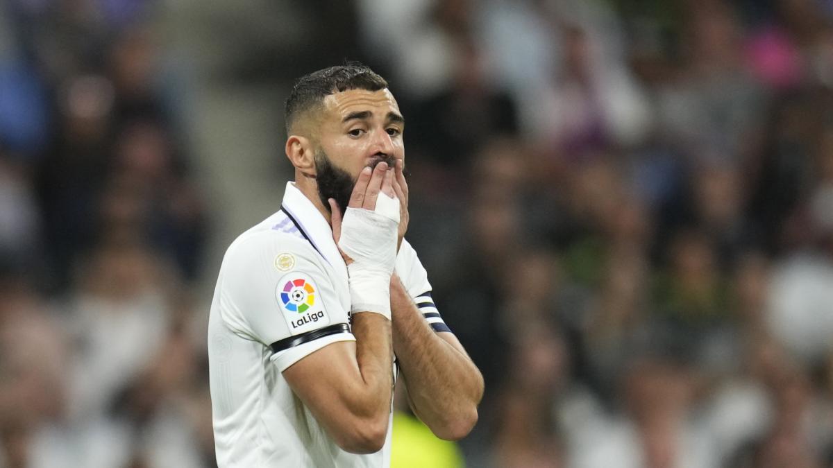 Karim Benzema se lamenta de una acción del juego