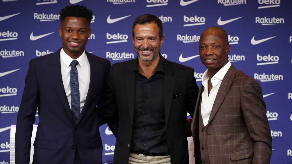 Ansu Fati junto a Jorge Mendes / Reuters