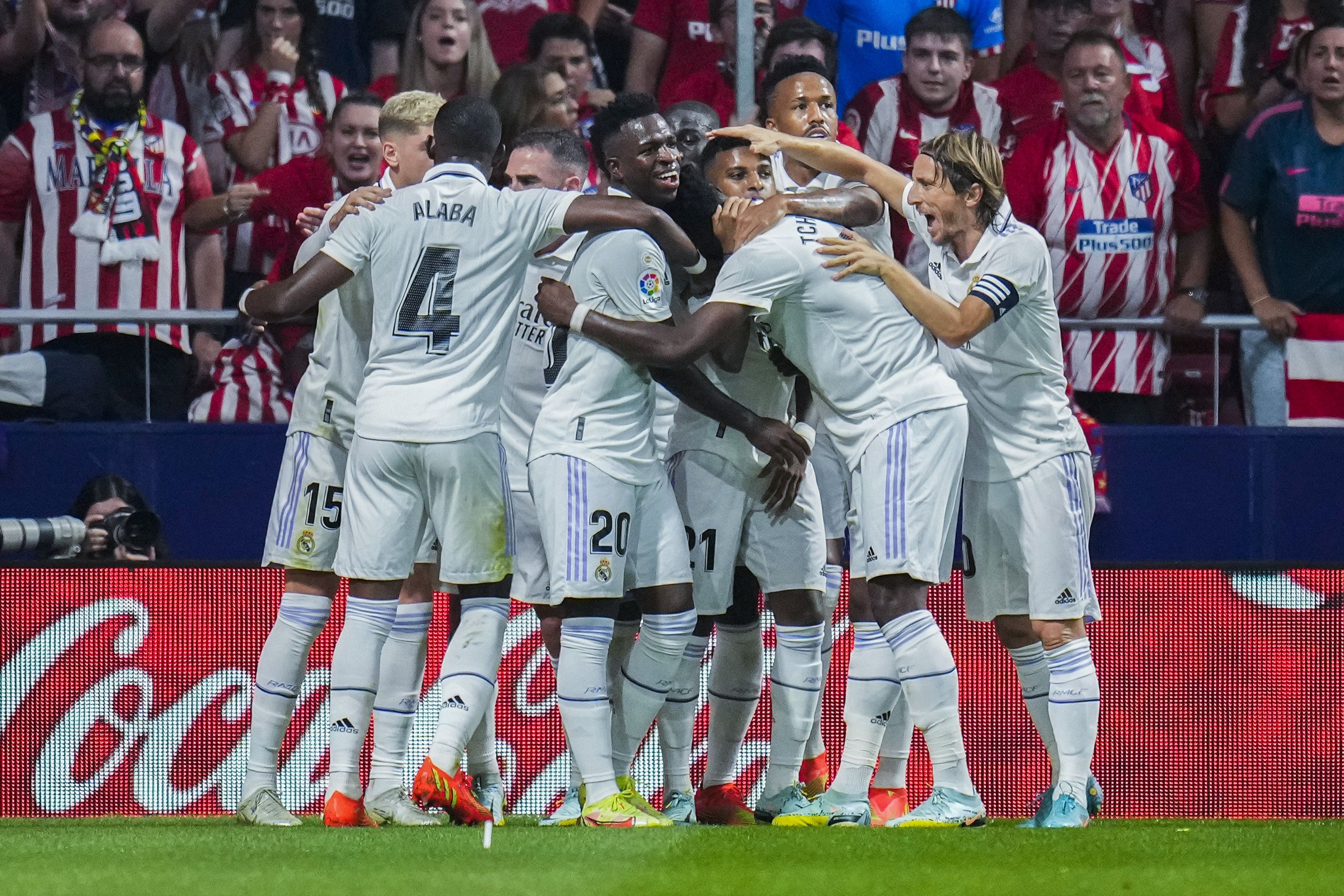 La plantilla del Real Madrid hace piña en la celebración de un gol 