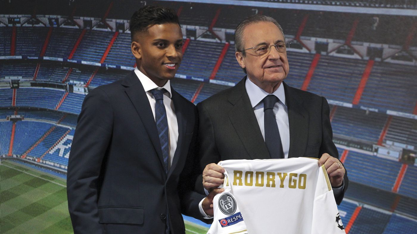 Rodrygo y Florentino Pérez en la presentación del jugador 