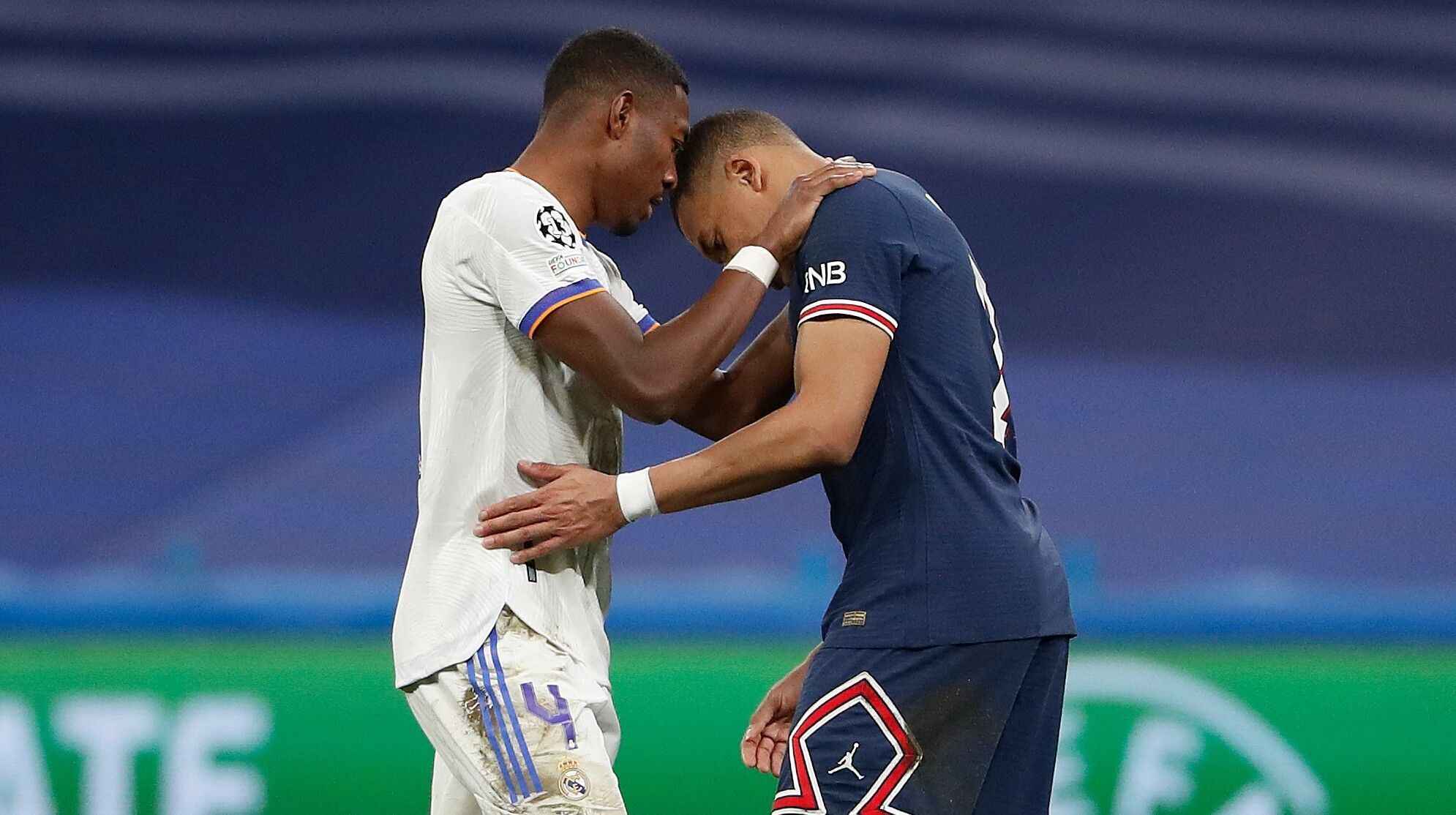 Alaba consuela a Mbappé