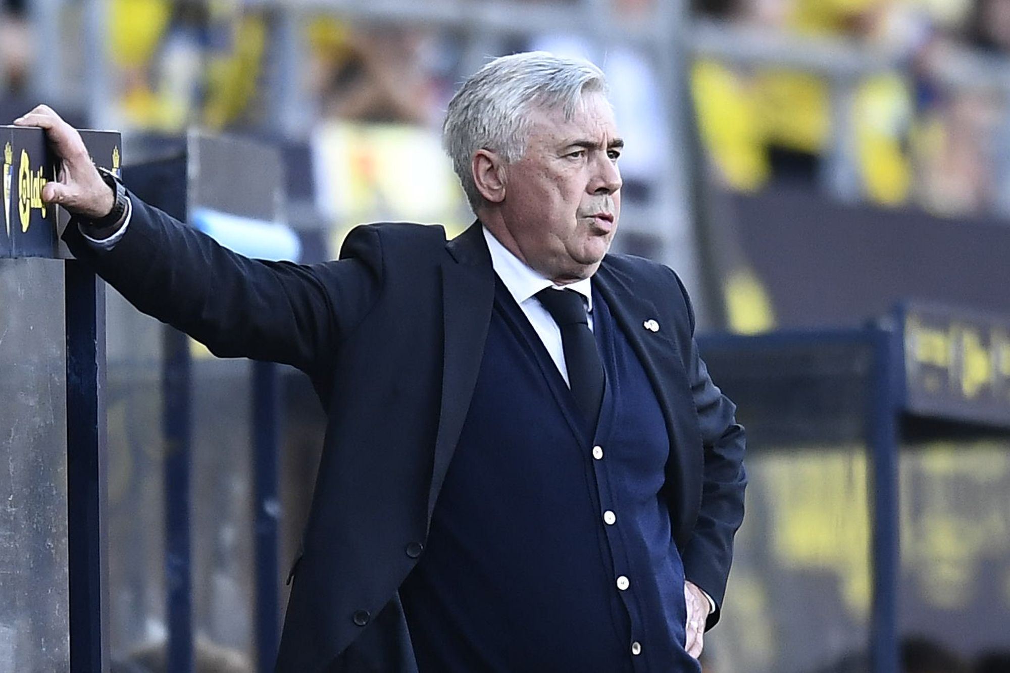 Carlo Ancelotti se mira un partido del Real Madrid desde el banquillo