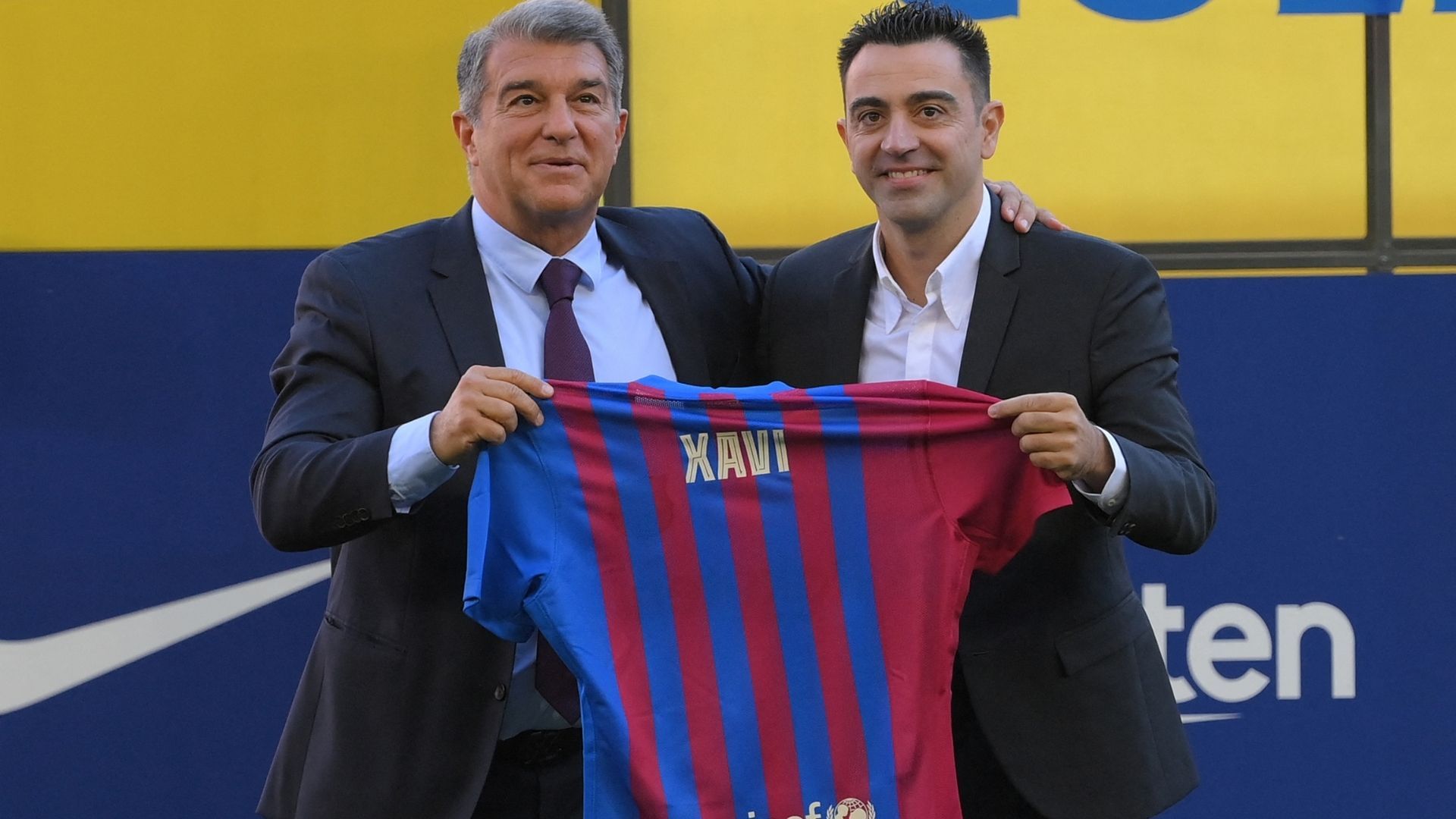 Joan Laporta y Xavi Hernández, en la presentación del exjugador como nuevo técnico culé