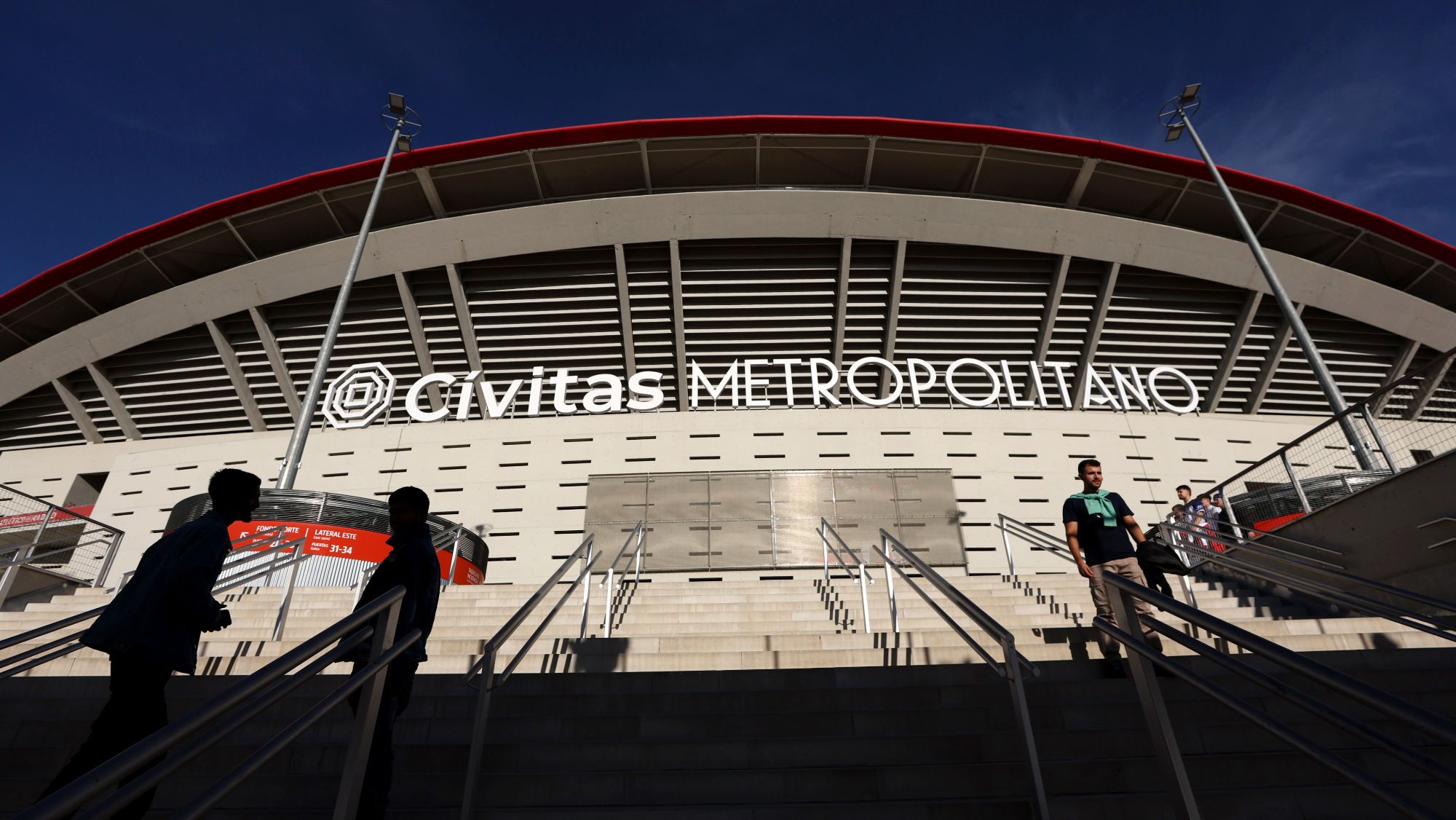 Lamentable: ultras del Atlético intimidan a una niña de raza negra con la camiseta de Vinicius