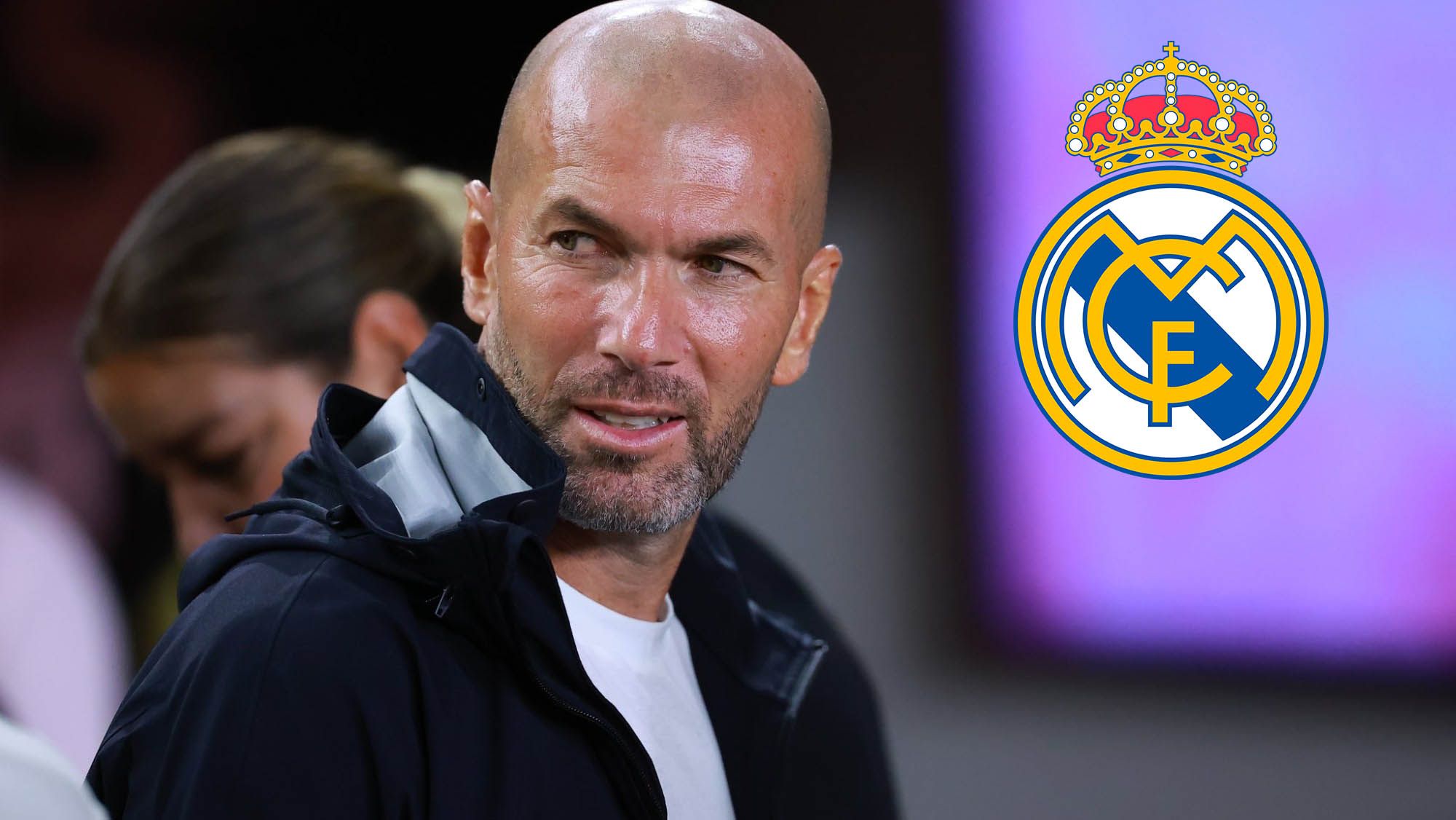 Zidane responde sobre su vuelta a los banquillos en un famoso acto de leyendas