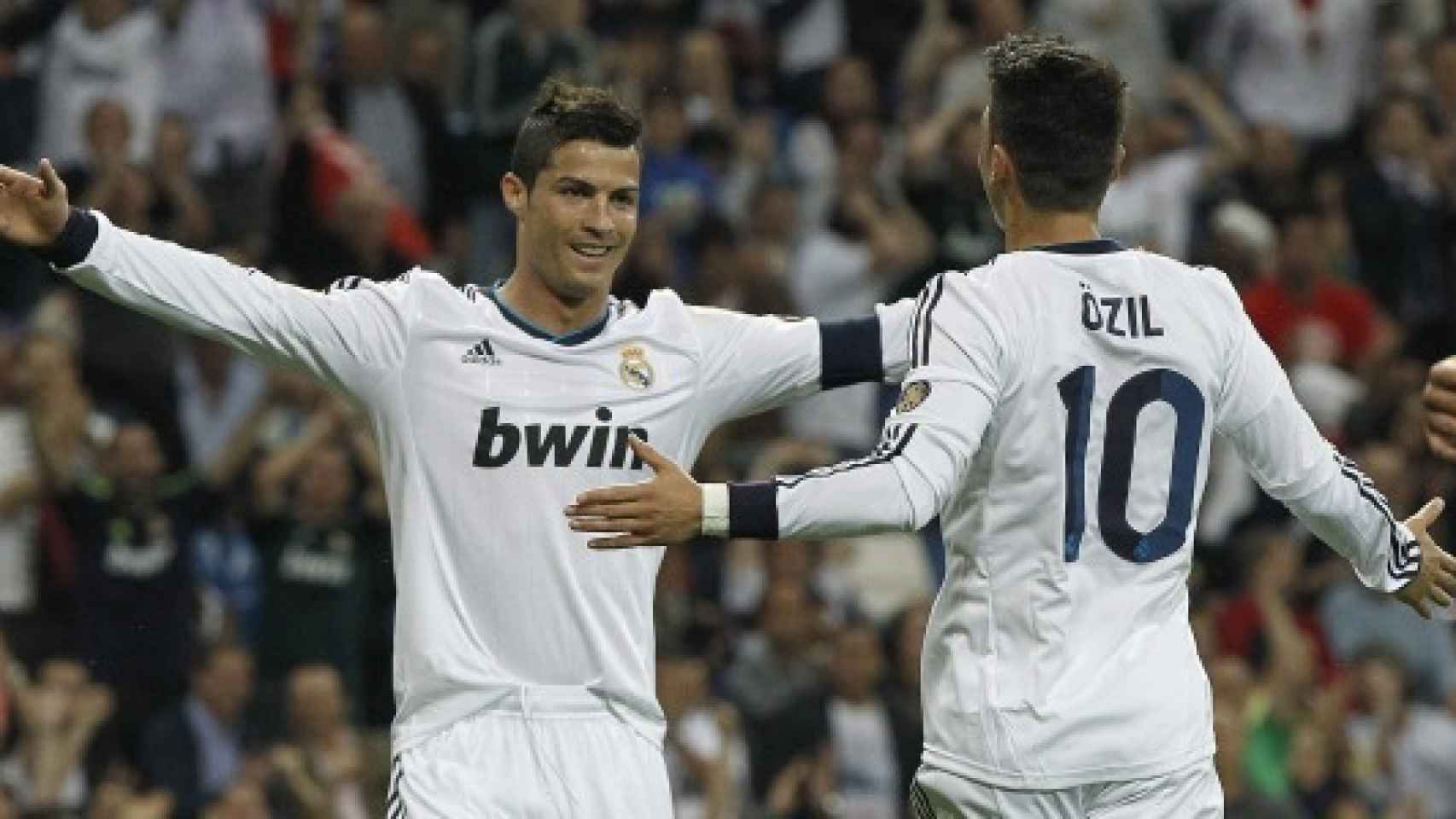 Özil y Cristiano celebran un gol con el Real Madrid