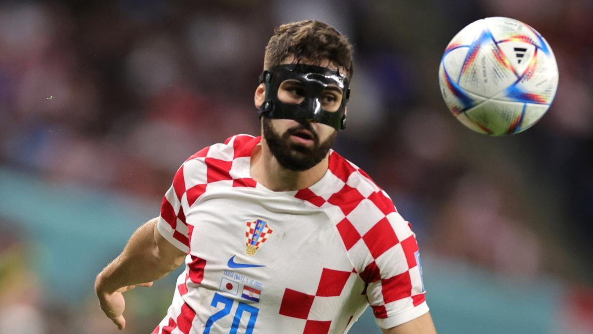 Gvardiol despejando un balón con Croacia