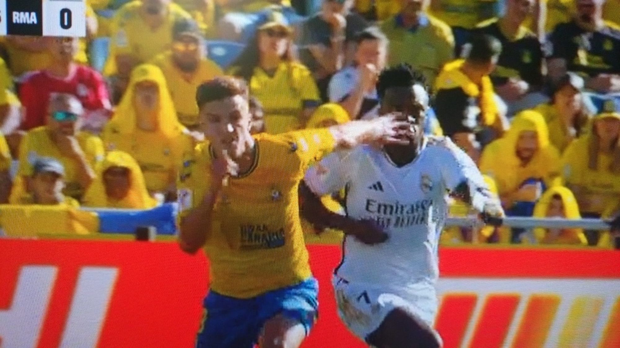 El colegiado desquicia a Vinicius, no castiga la acción antideportiva de Perrone