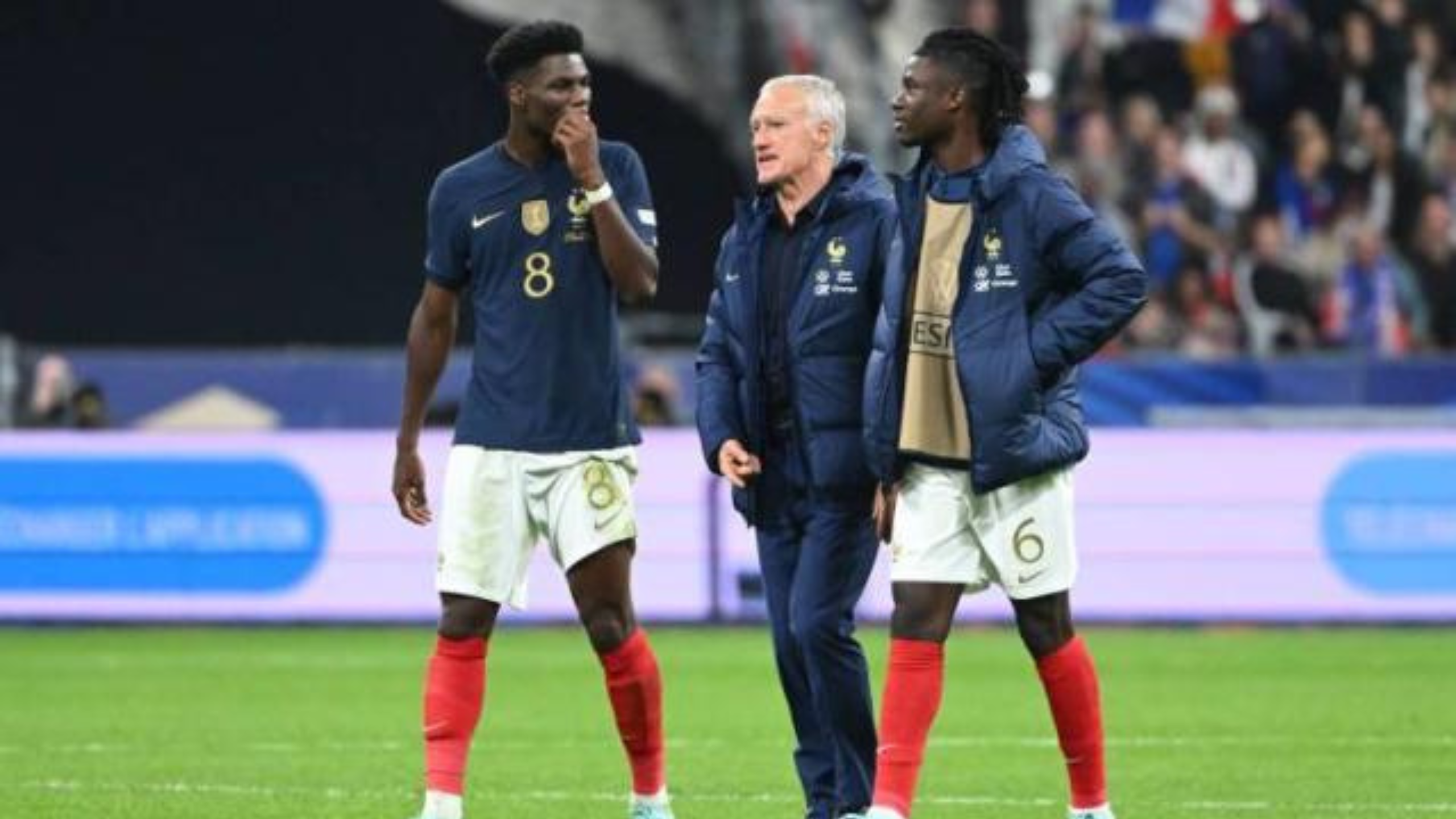 Tchouameni y Camavinga conversando con Deschamps