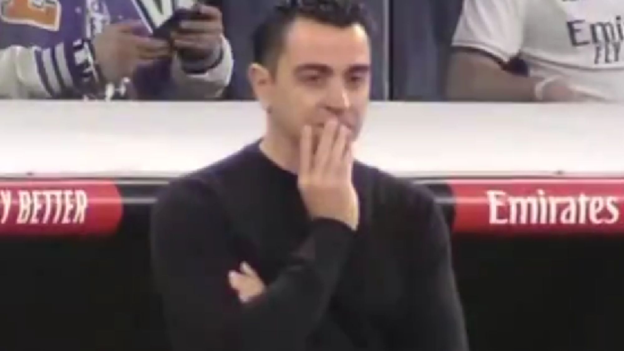 La petición del Bernabéu que a punto está de hacer llorar a Xavi: su cara, un poema