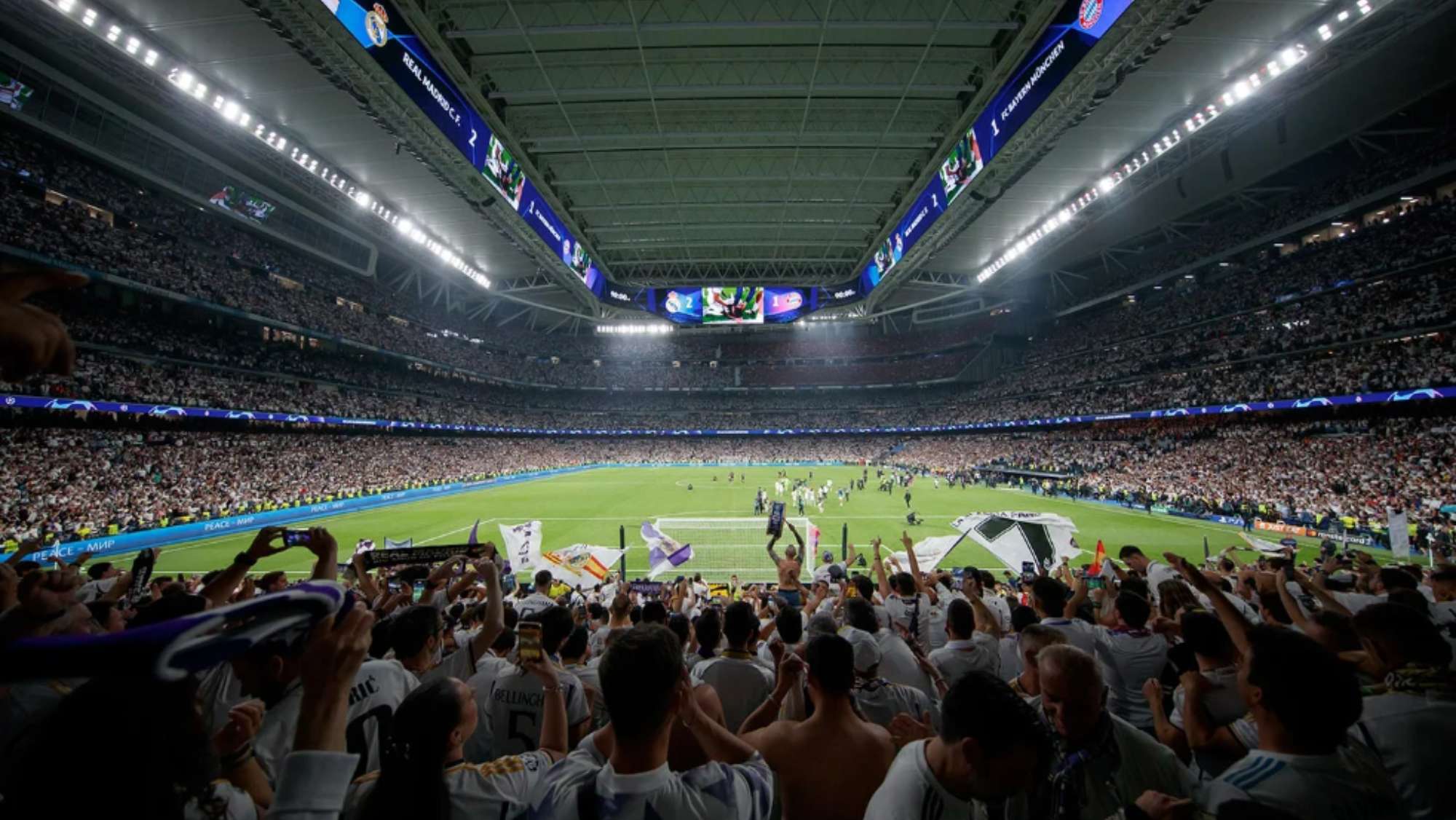 Anuncio de las pantallas en el Bernabéu para la final de la Champions