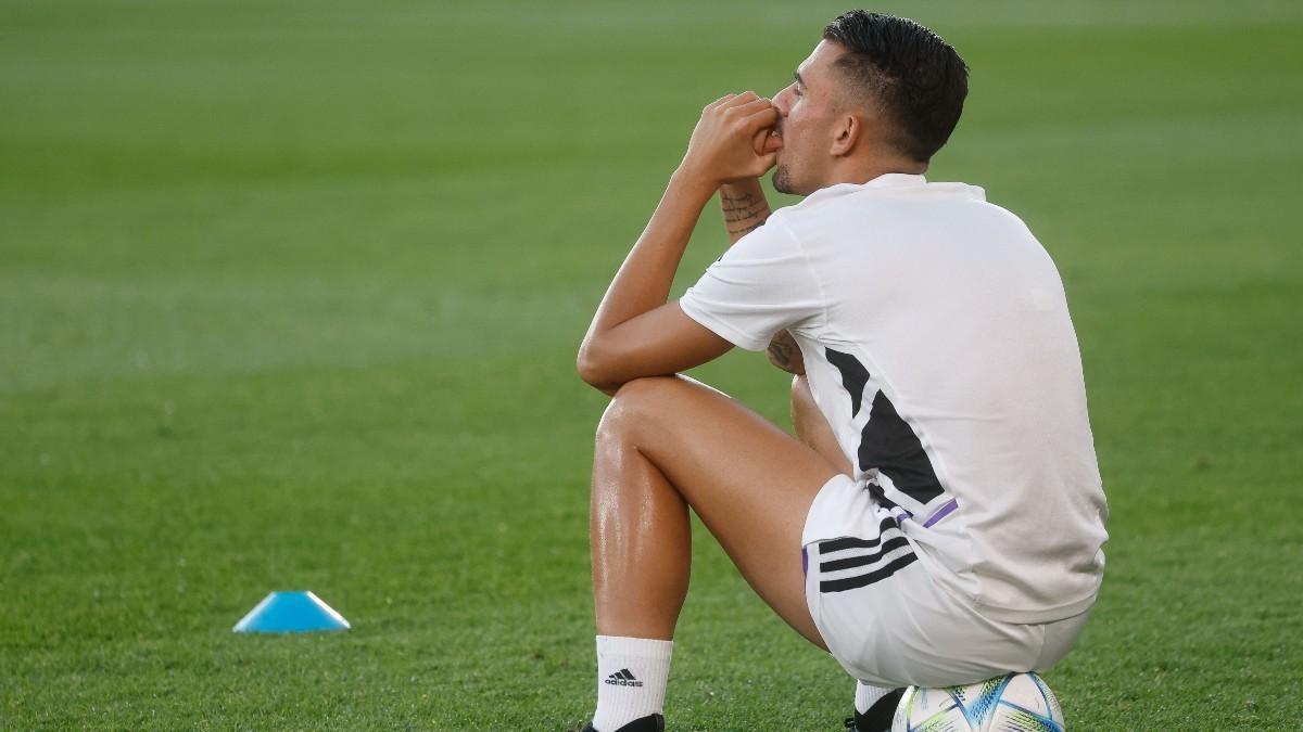 Ceballos muy pensativo viendo el entrenamiento madridista