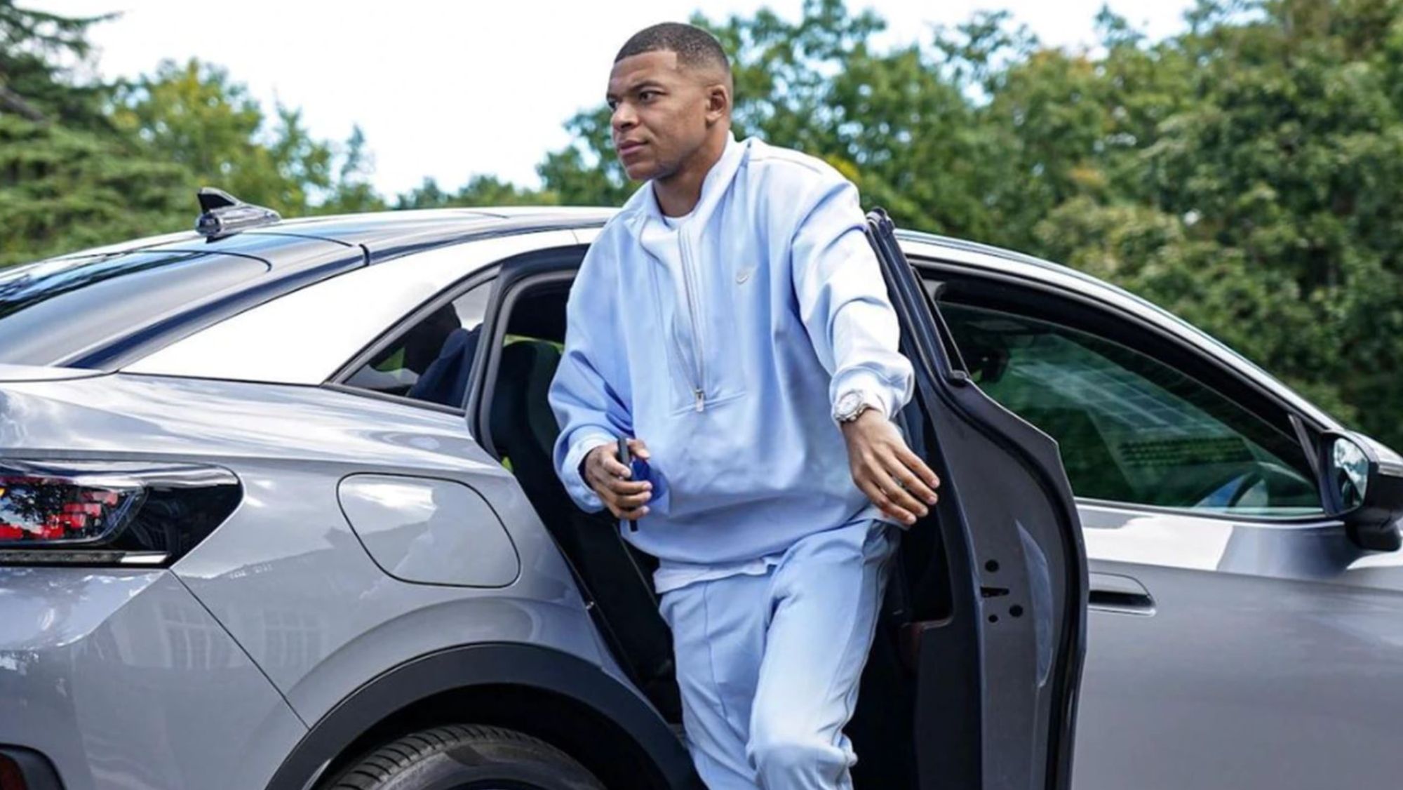 el real madrid le regalara un coche bmw a mbappe pero no podra conducirlo el motivo Motor16