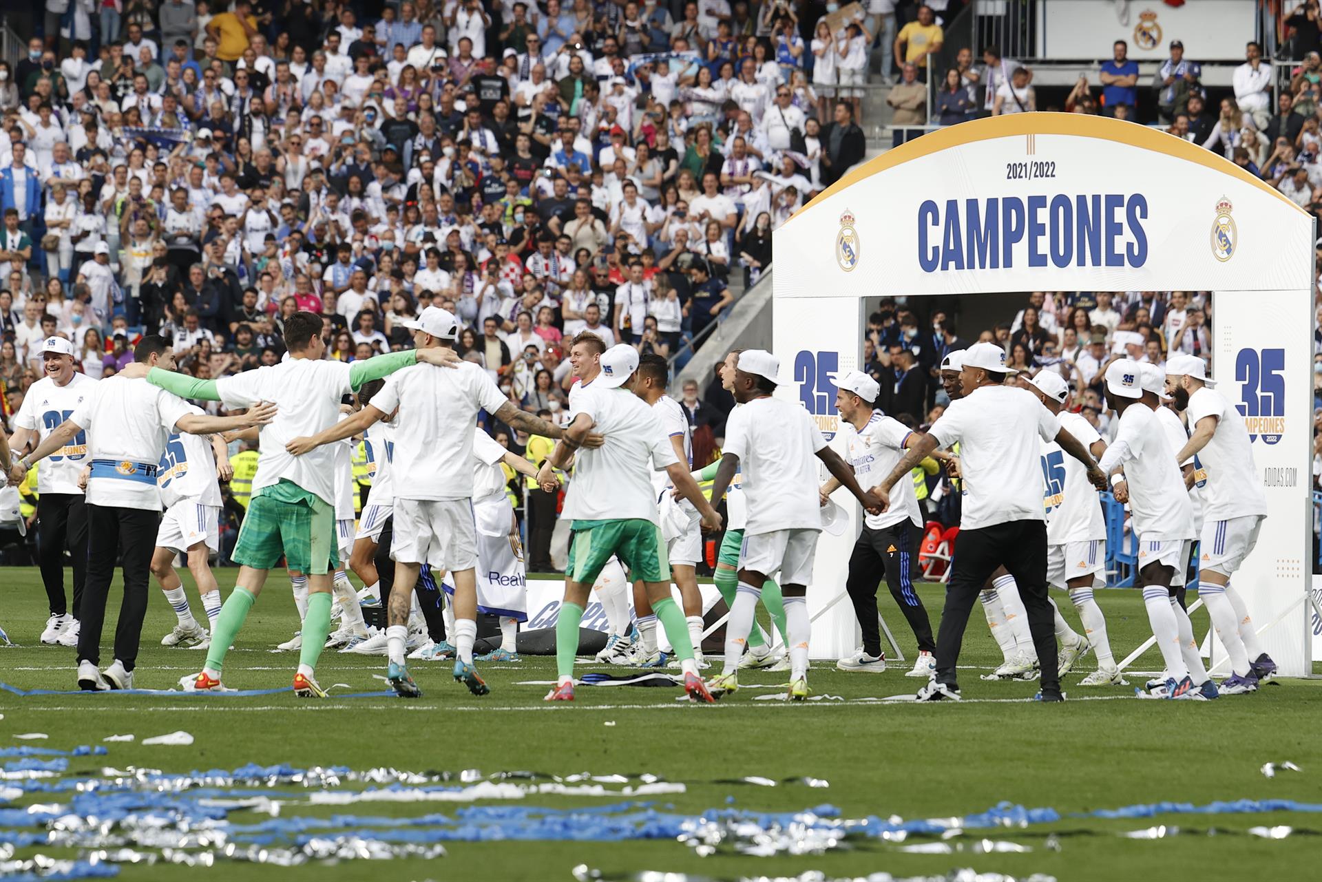 Los jugadores del Real Madrid celebran el titulo de la Liga