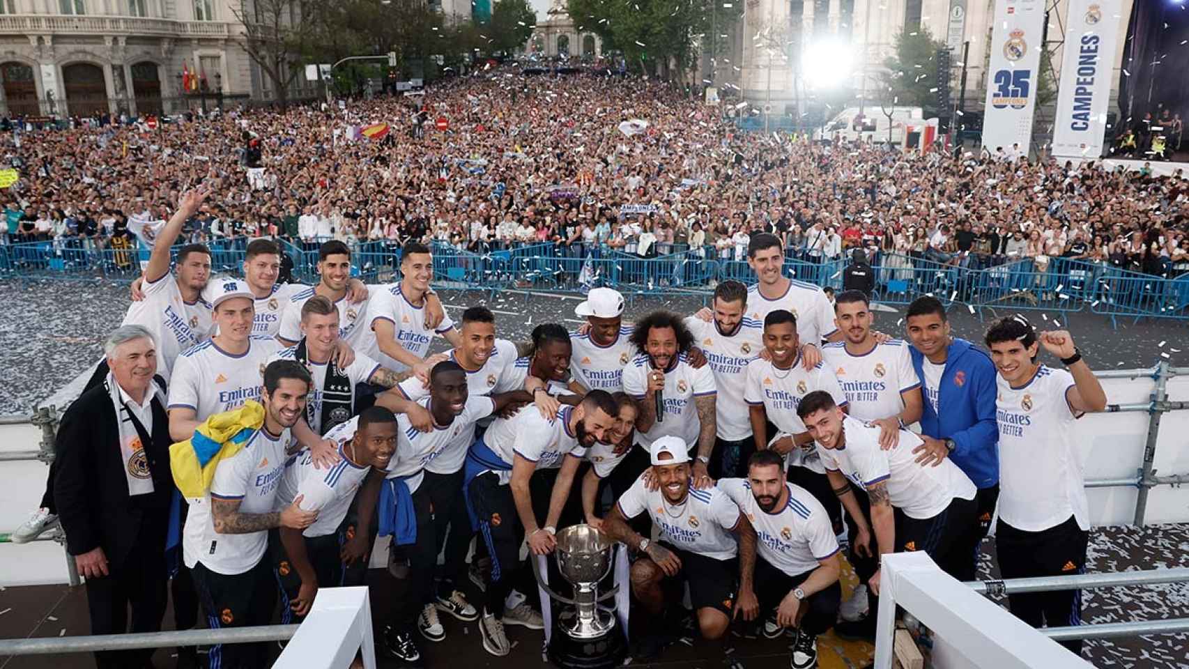 El Real Madrid celebró la Liga en Cibeles con los aficionados