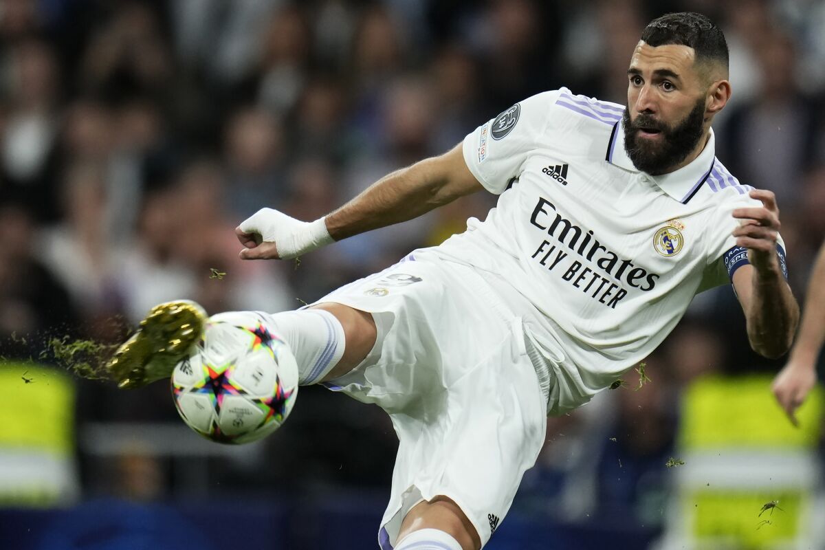 Benzema le pega al balón en un partido de Champions 