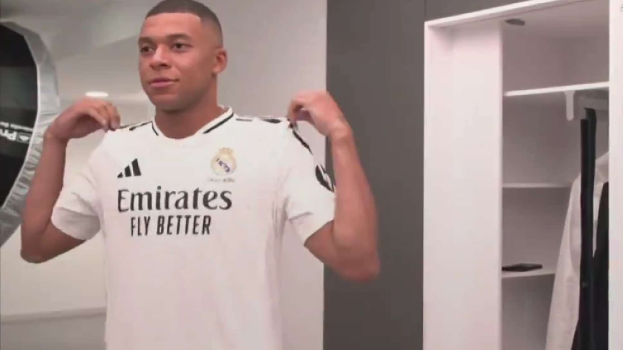 El gesto de Mbappé con la camiseta del Real Madrid