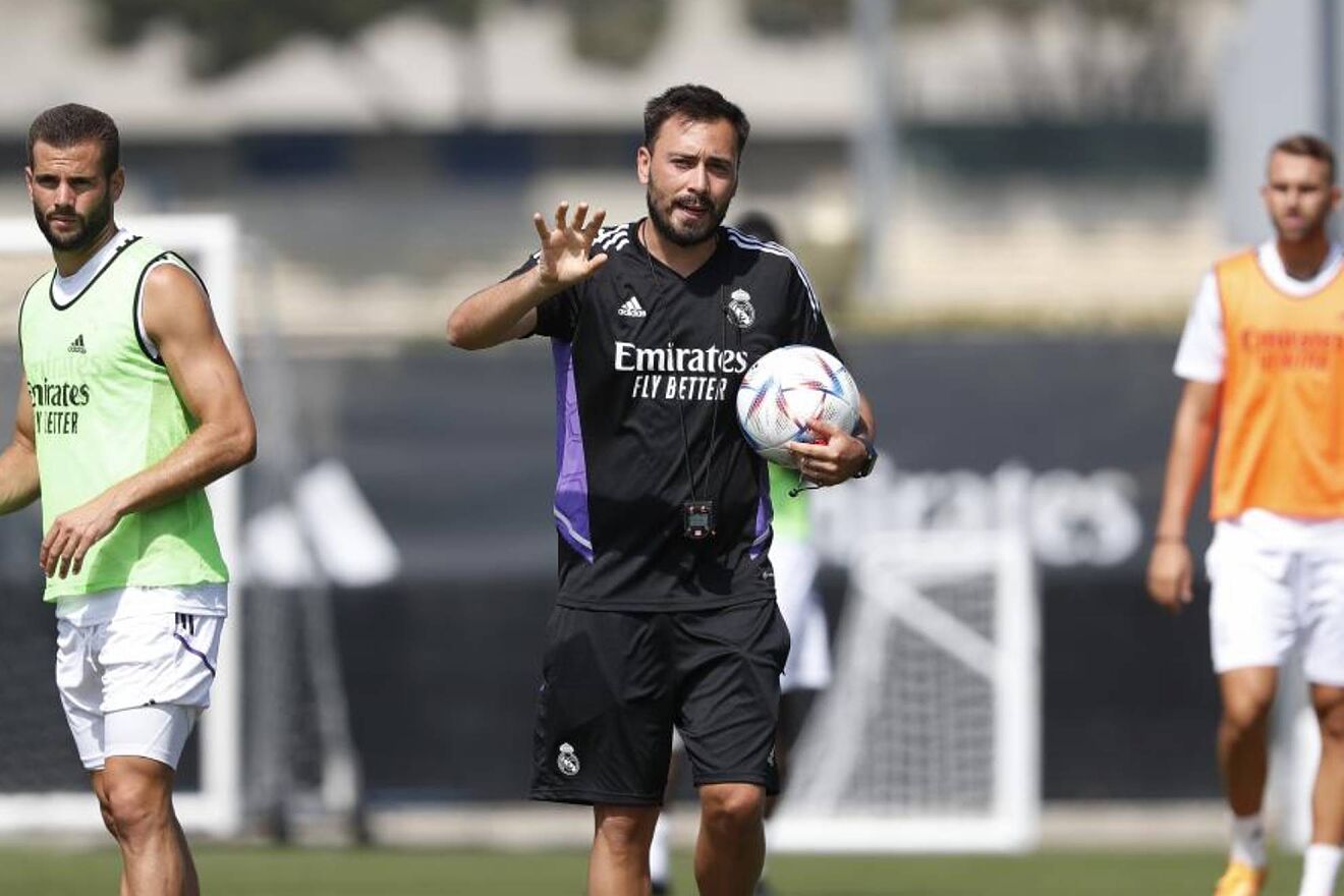 Davide Ancelotti dirigiendo un entrenamiento