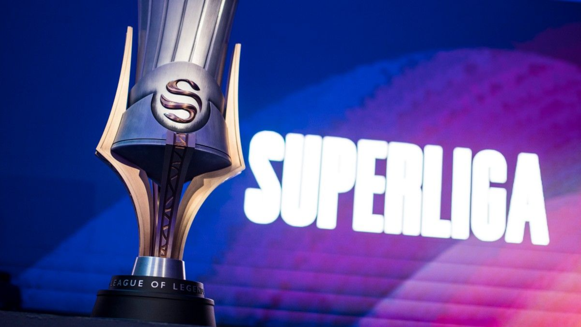 El trofeo de la Superliga espera al campeón del summer split de este año