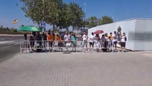 Los aficionados del Real Madrid esperando a Kylian Mbappé