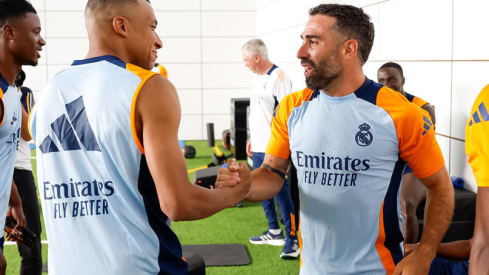 Mbappé en su primer entrenamiento saludando a Carvajal