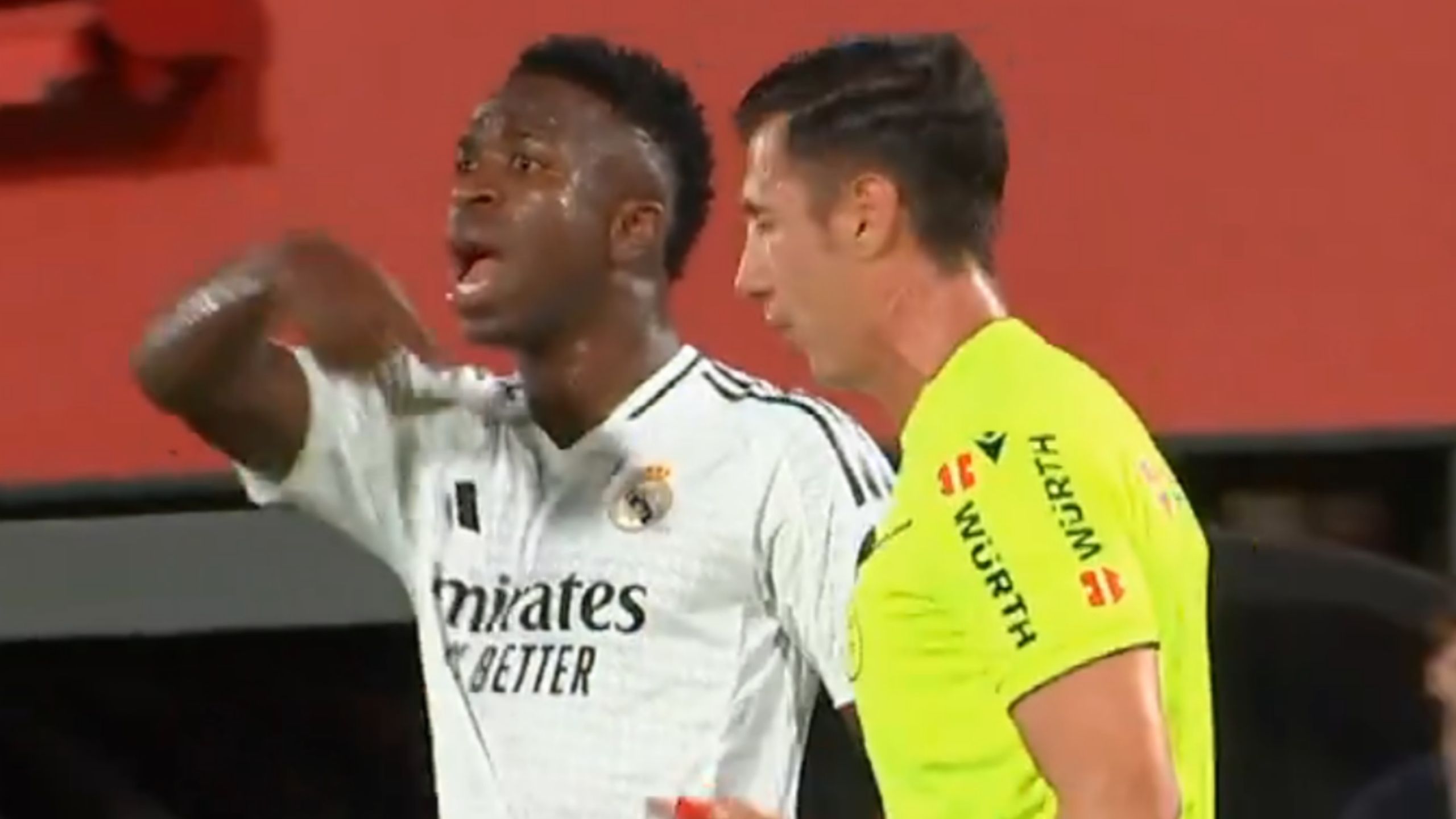 La escena entre Vinicius y el árbitro, tuvo que intervenir Carvajal: "No puedo..."