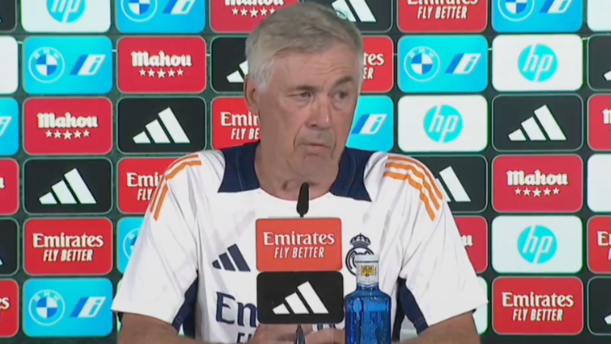 Ancelotti se pronuncia sobre la posibilidad que tiene el club de incorporar a otro defensa