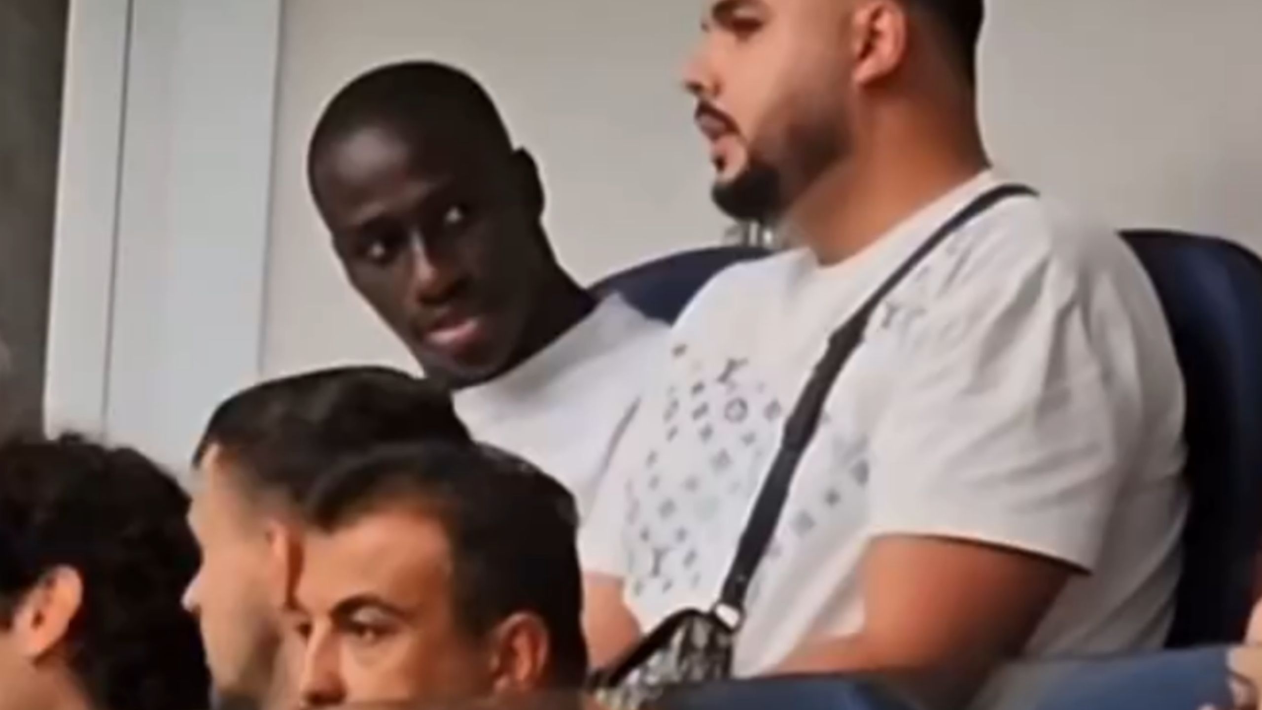 Ferland Mendy, pillado en el Bernabéu: flechazo, esta mujer le dejó 'hipnotizado'