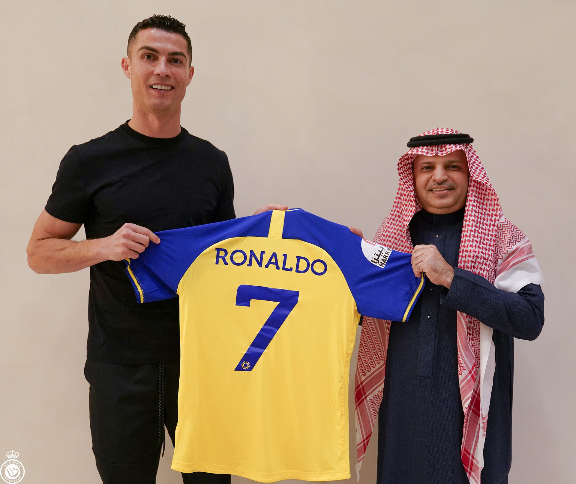 Cristiano Ronaldo posando con la camiseta del Al-Nassr