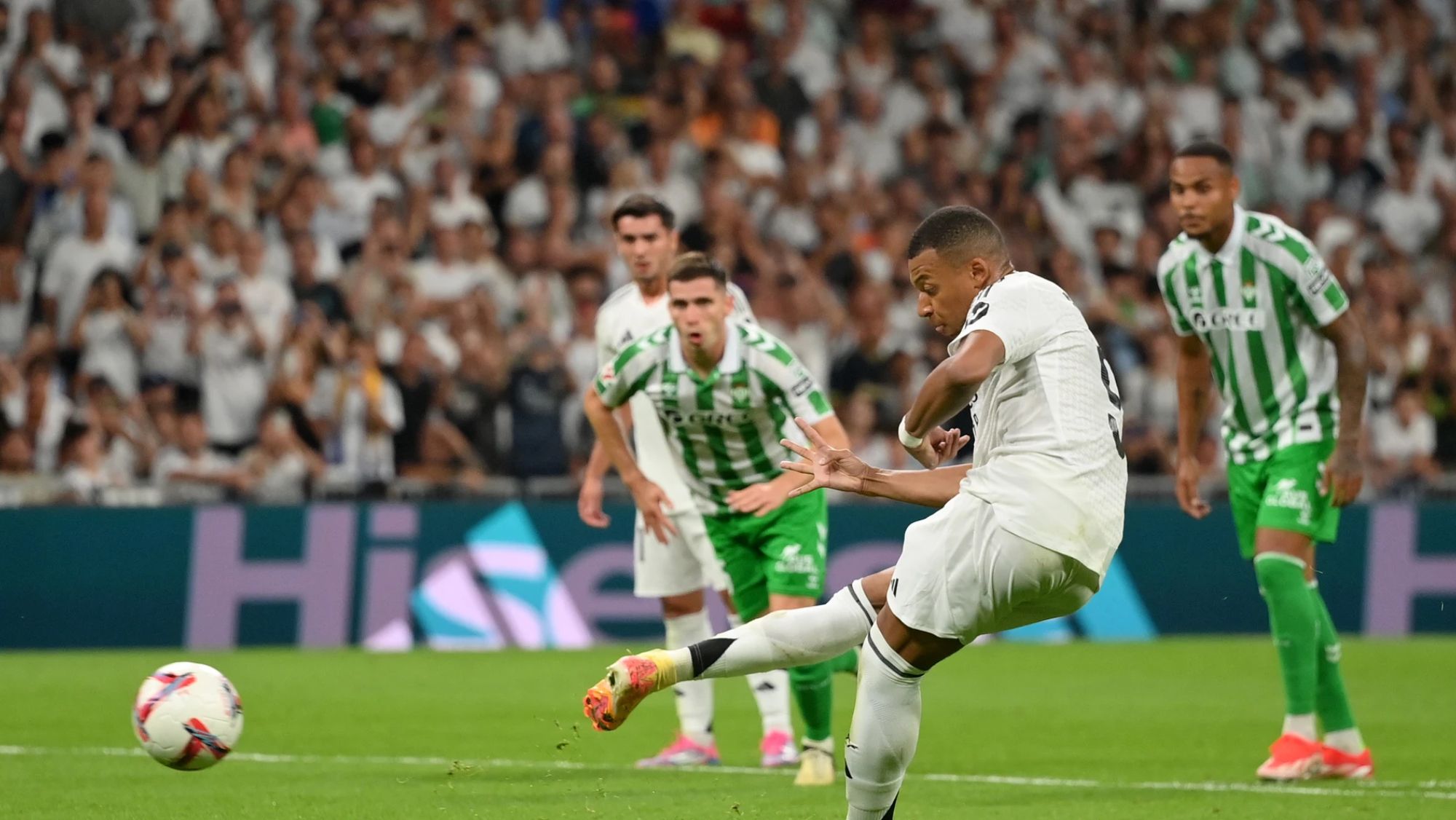 Kylian Mbappé, marcando de penalti al Betis, el domingo pasado.